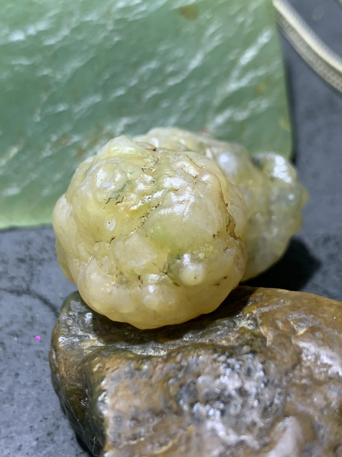 精美戈壁冰透高玉化飘绿鱼籽纹筋脉石原石一颗，