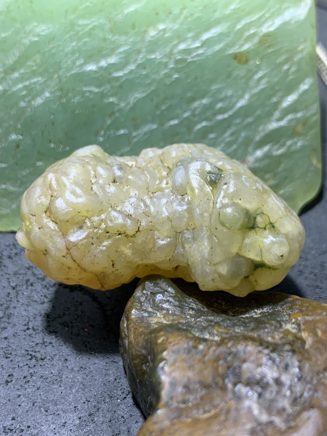 精美戈壁冰透高玉化飘绿鱼籽纹筋脉石原石一颗，