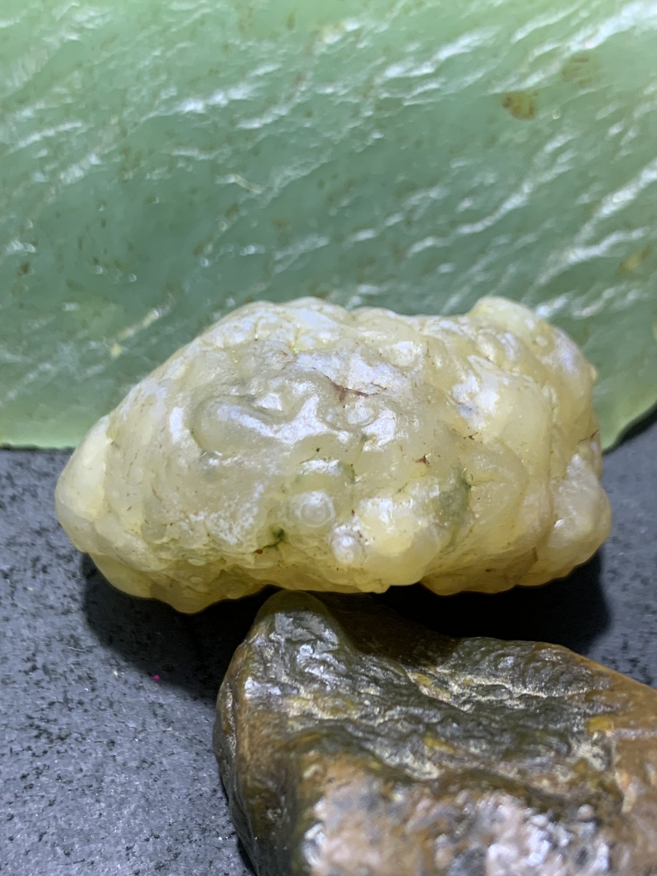 精美戈壁冰透高玉化飘绿鱼籽纹筋脉石原石一颗，