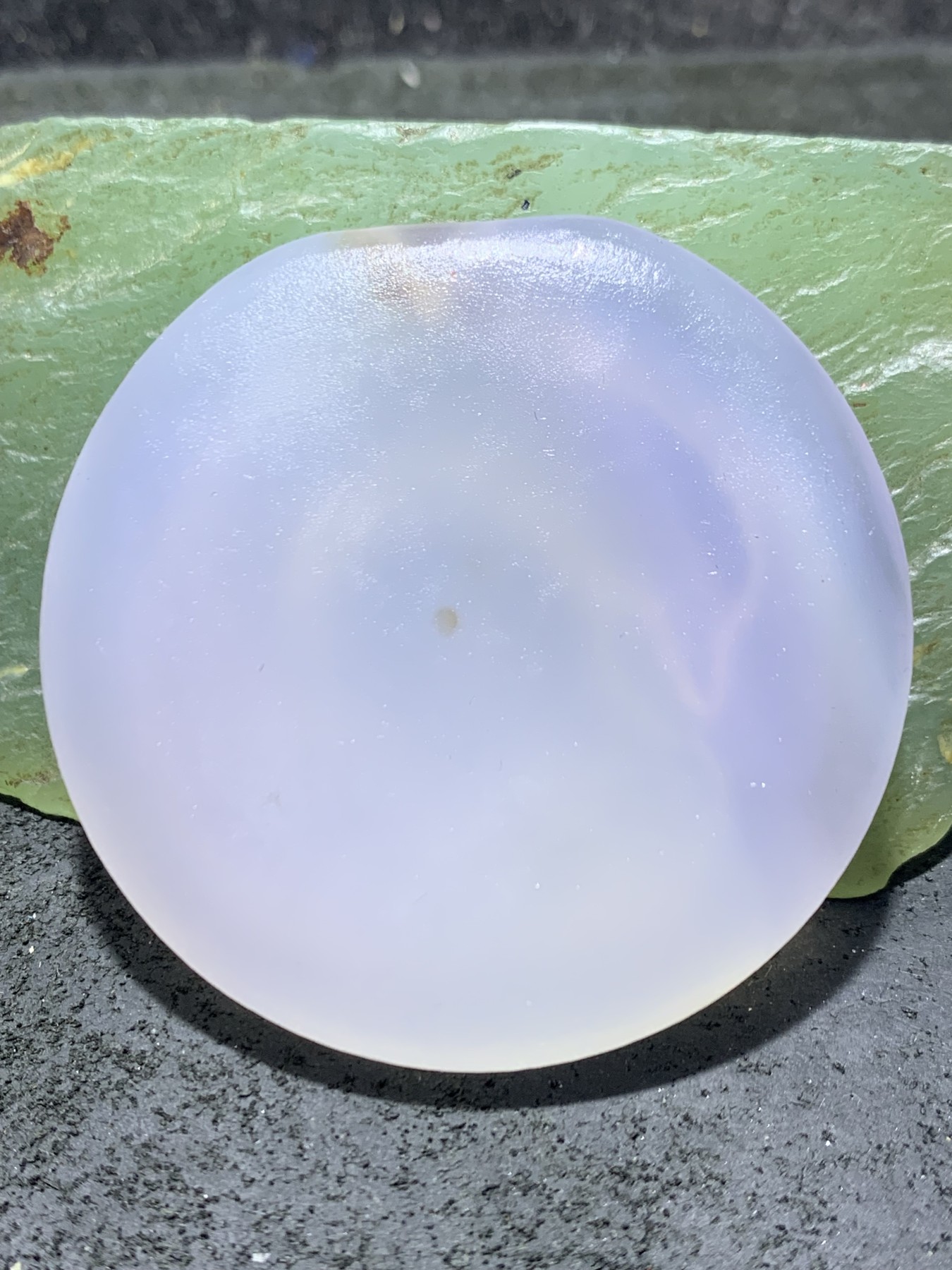 精美高玉化海洋玉髓手工俏色巧雕海豚意境牌子一个！