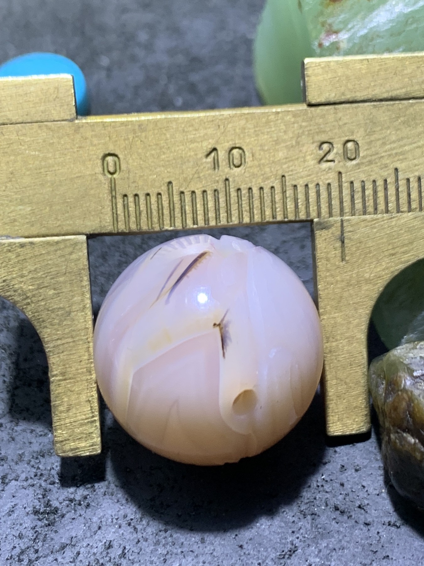精美高玉化冰粉色亚光海洋玉髓手工俏色巧雕玉兔（兔飞猛进）三通一个