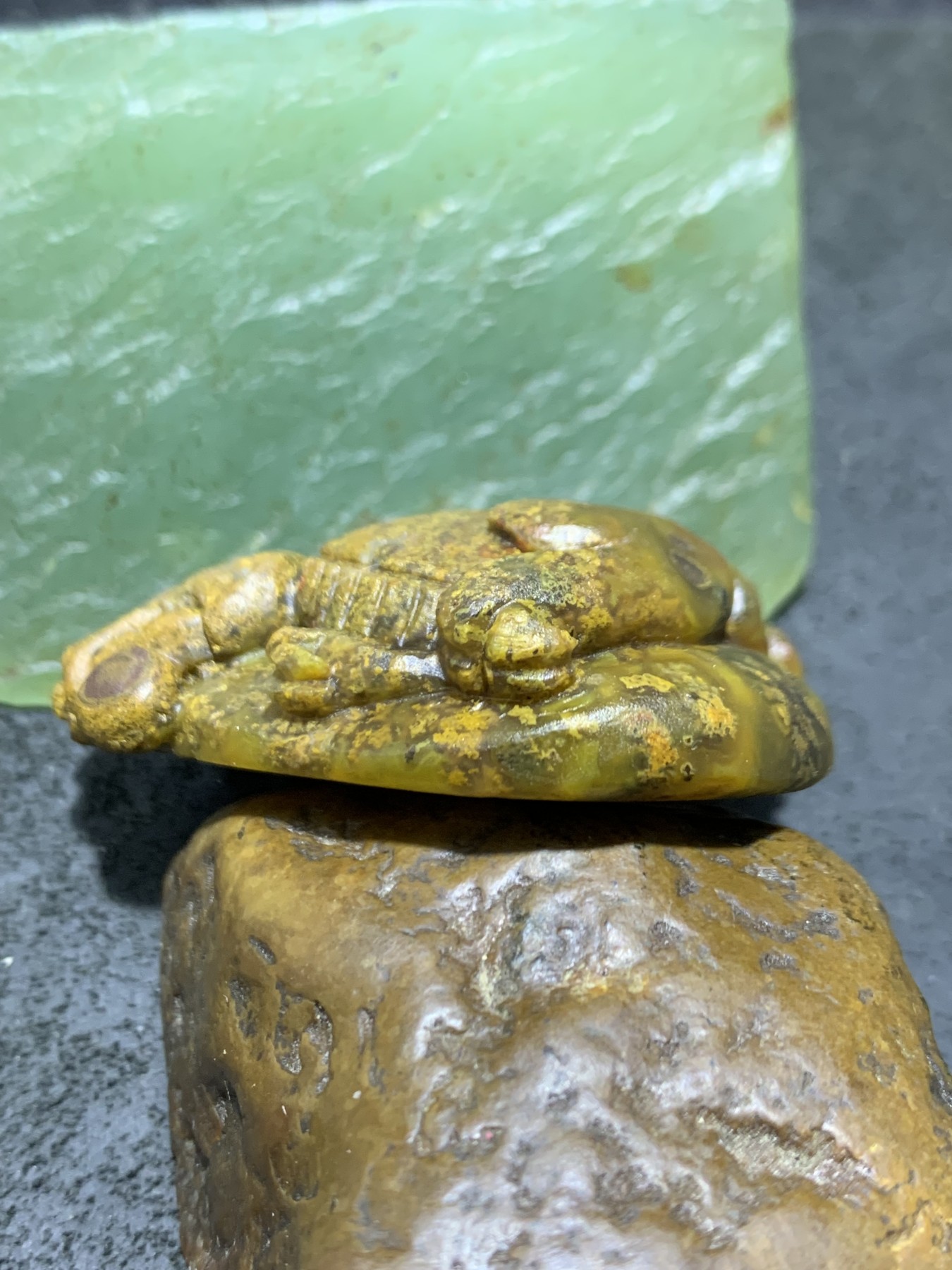 精美亚光高玉化草花纹晶洞战国红玛瑙手工雕刻仿古瑞兽吊坠（把件）一个！