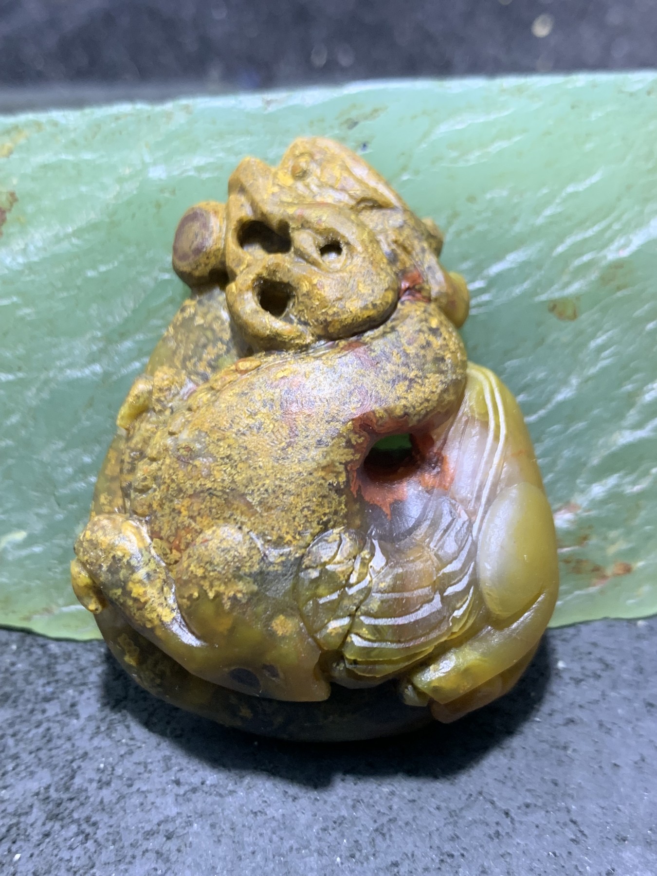 精美亚光高玉化草花纹晶洞战国红玛瑙手工雕刻仿古瑞兽吊坠（把件）一个！