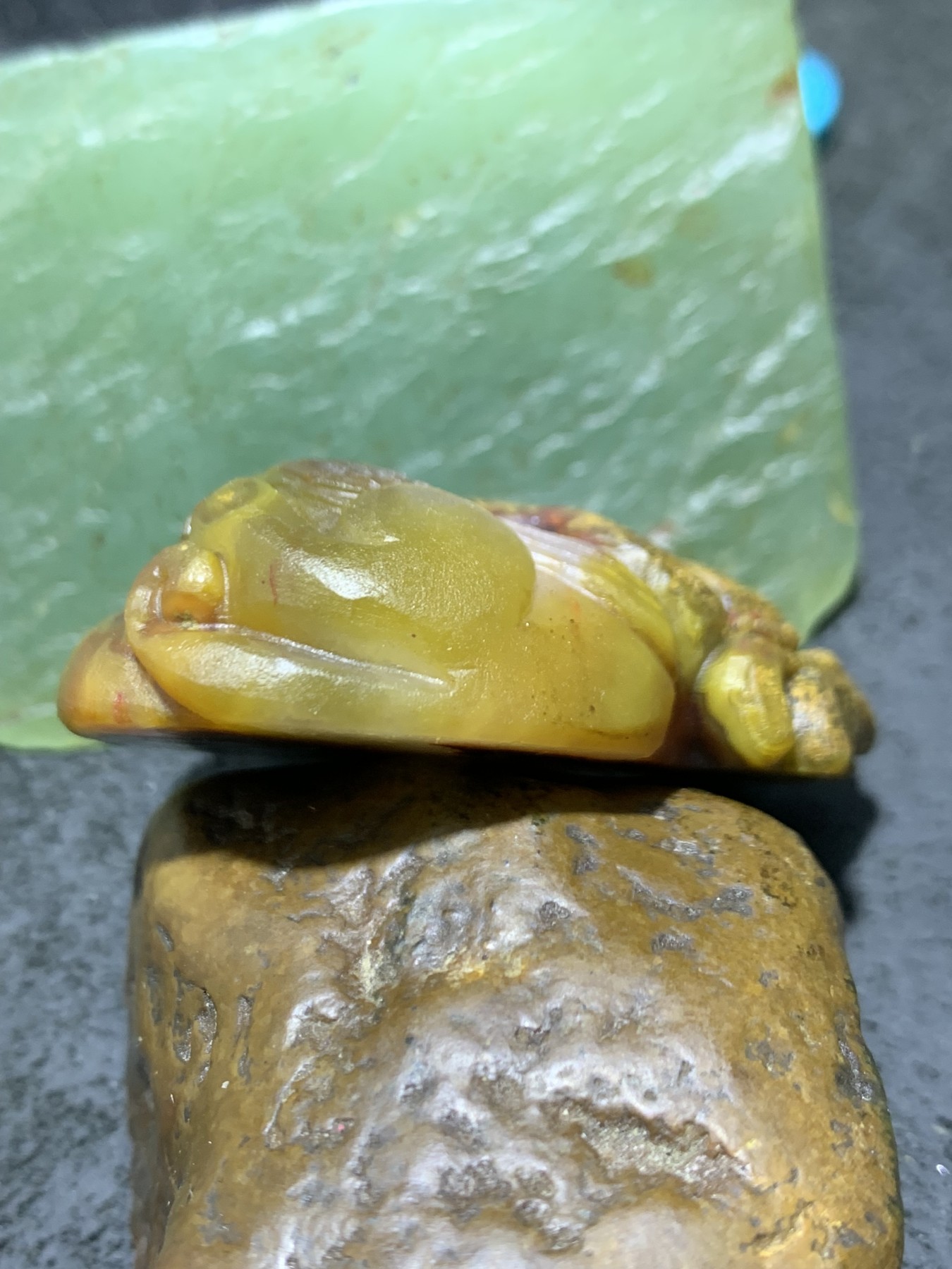 精美亚光高玉化草花纹晶洞战国红玛瑙手工雕刻仿古瑞兽吊坠（把件）一个！
