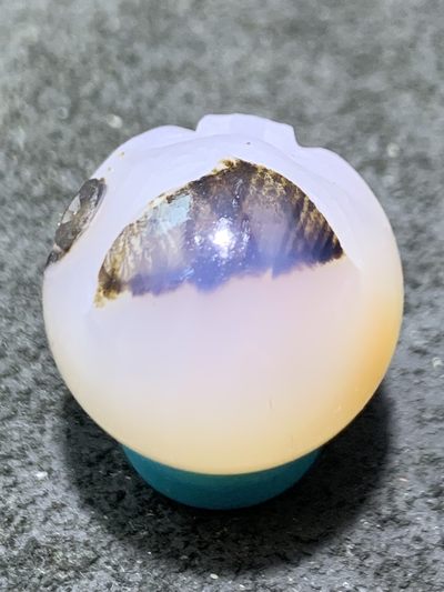 精美高玉化亚光海洋玉髓手工俏色巧雕善财童子随形圆珠一个！ 精美高玉化亚光海洋玉髓手工俏色巧雕善财童子随形圆珠一个！