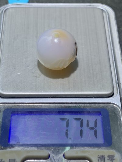 精美高玉化亚光海洋玉髓手工俏色巧雕善财童子随形圆珠一个！ 精美高玉化亚光海洋玉髓手工俏色巧雕善财童子随形圆珠一个！