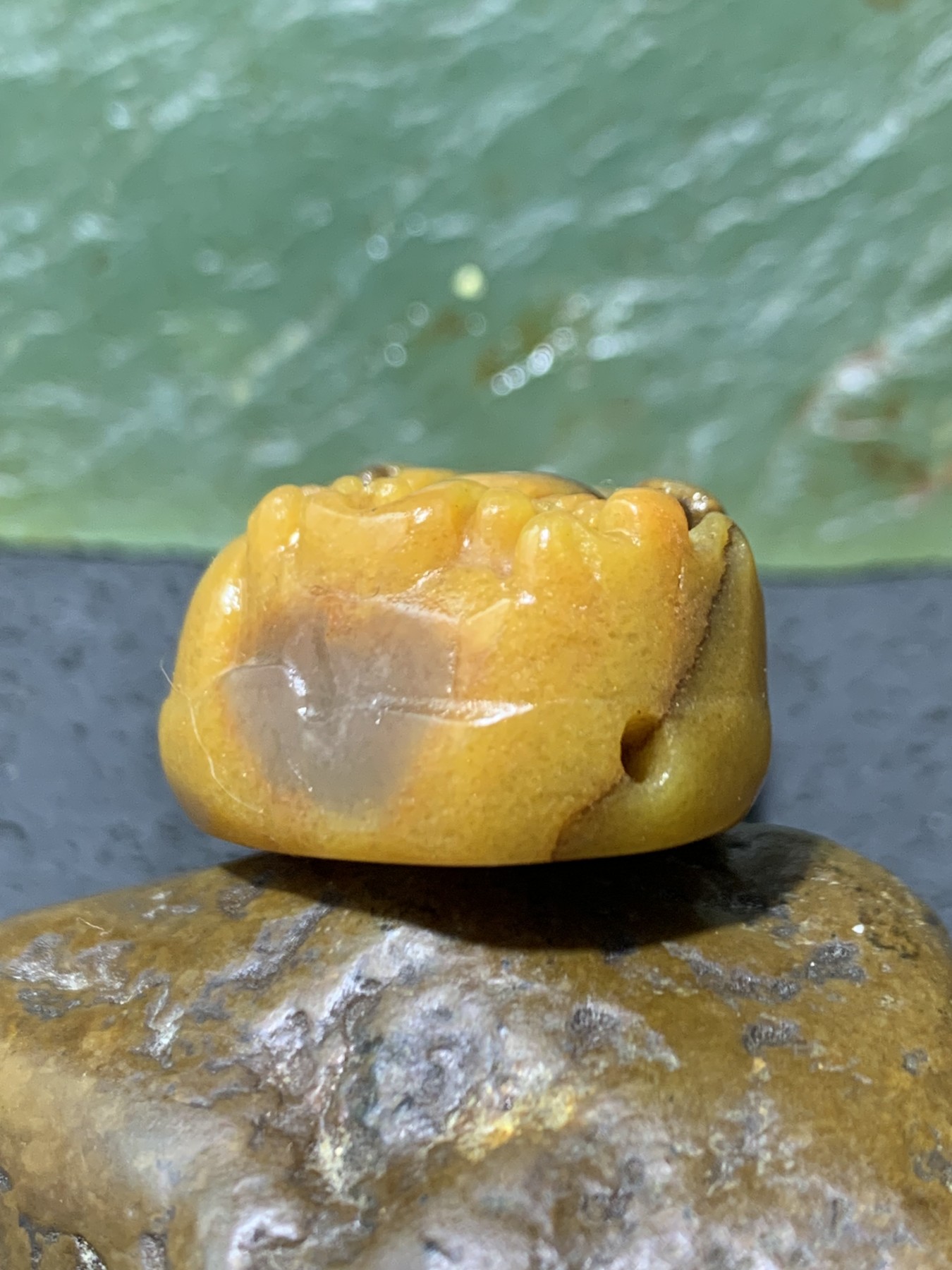 天然新疆鸡油黄三彩玉貔貅吊坠一个，