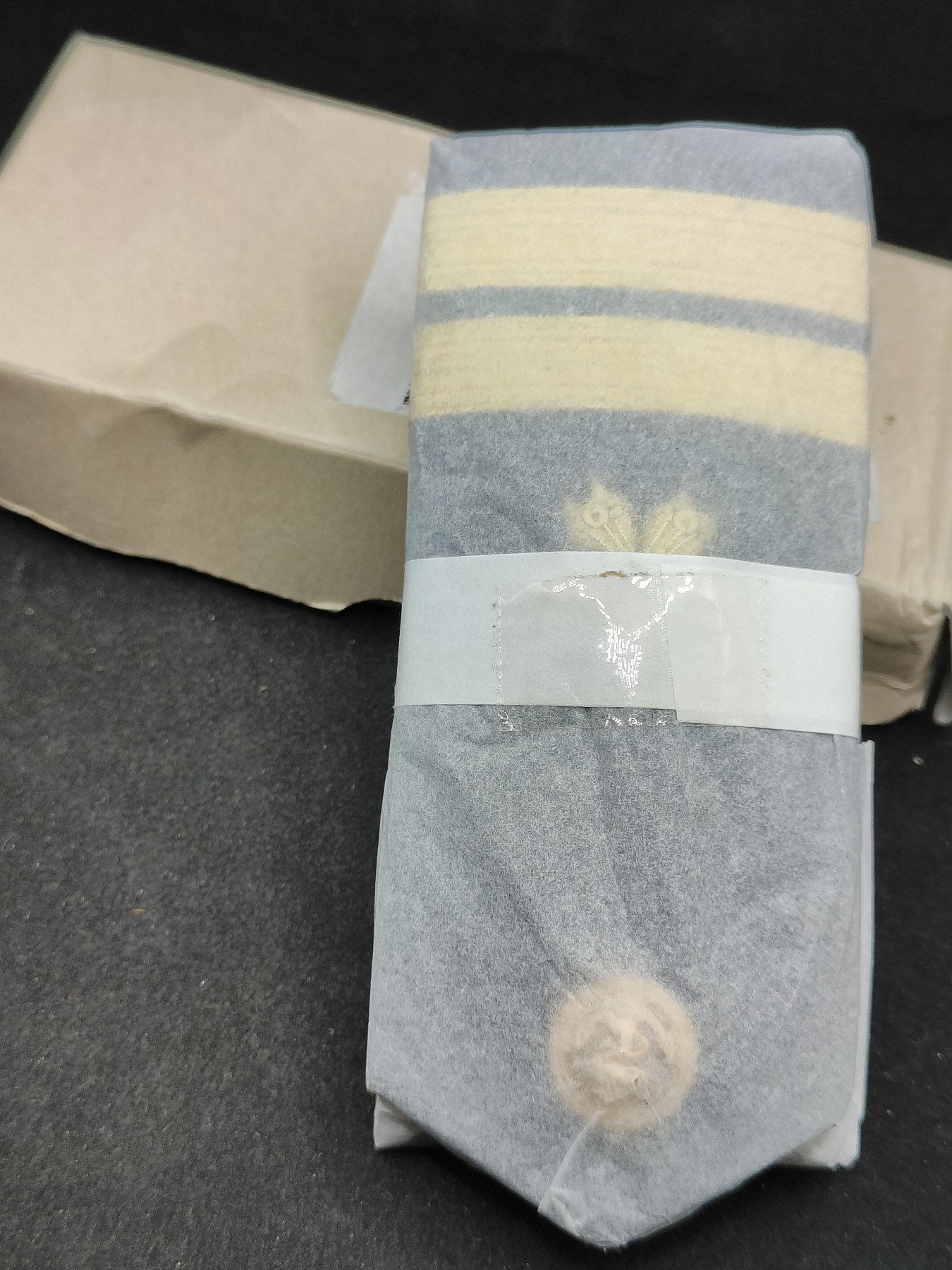 全场0元起拍 第108期 咸鱼国勋章拍卖专场 11月15日（周三）下午6：00开始 库存品日本海上自卫队肩章一对带盒 一尉阶级