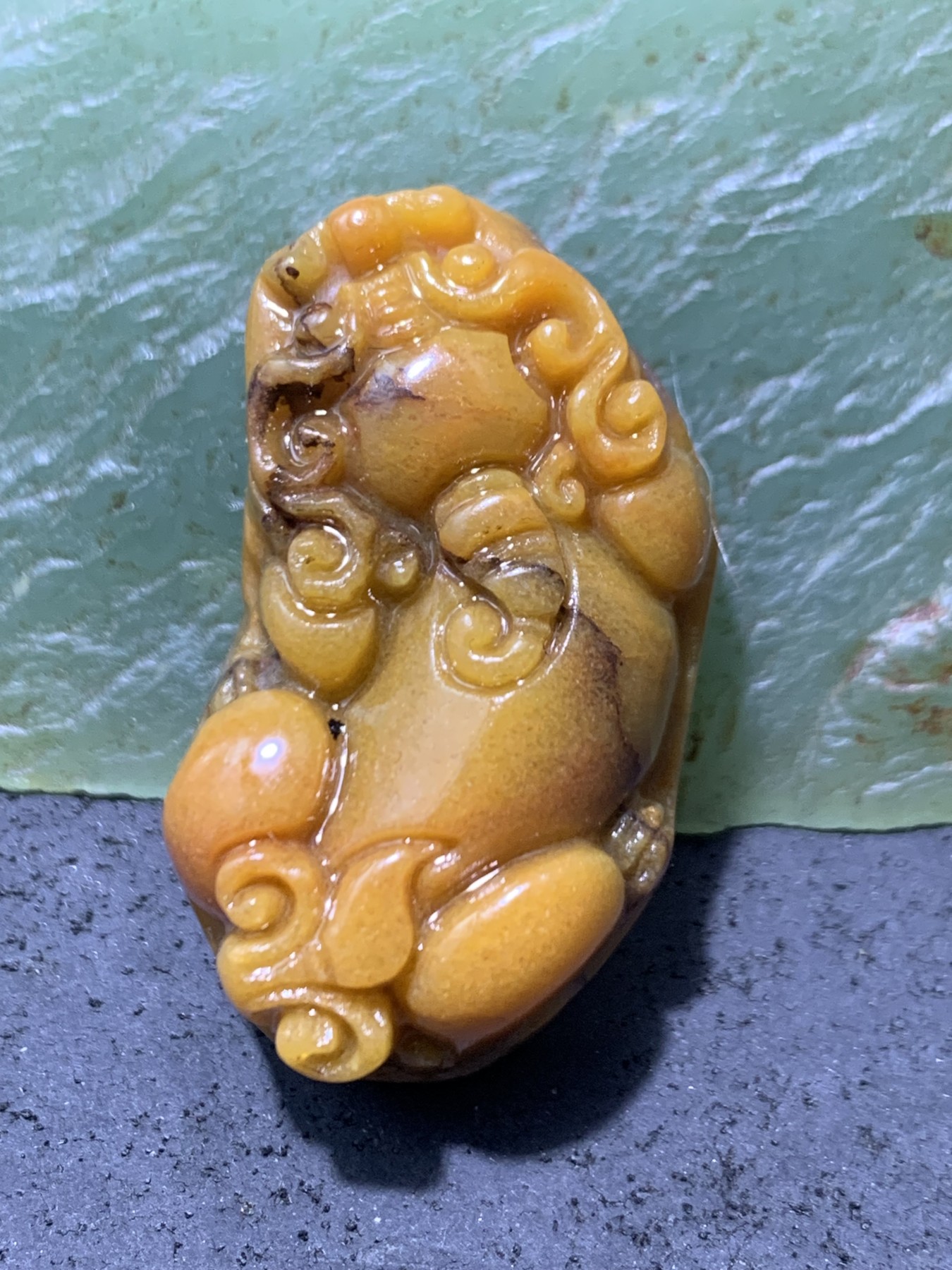 天然新疆鸡油黄三彩玉貔貅吊坠一个，