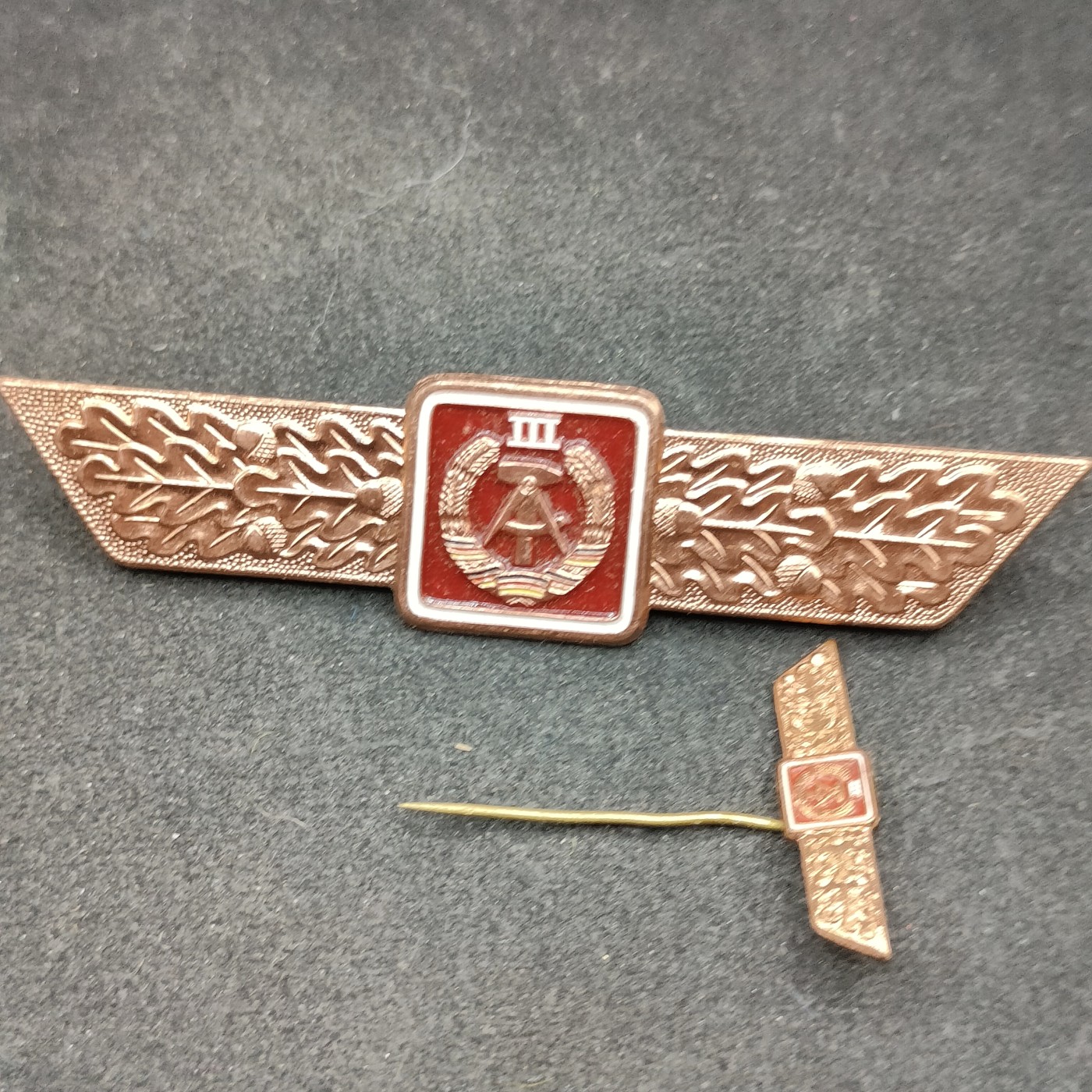 全场0元起拍 第108期 咸鱼国勋章拍卖专场 11月15日（周三）下午6：00开始 东德63版人民军通用技能章 带迷你章