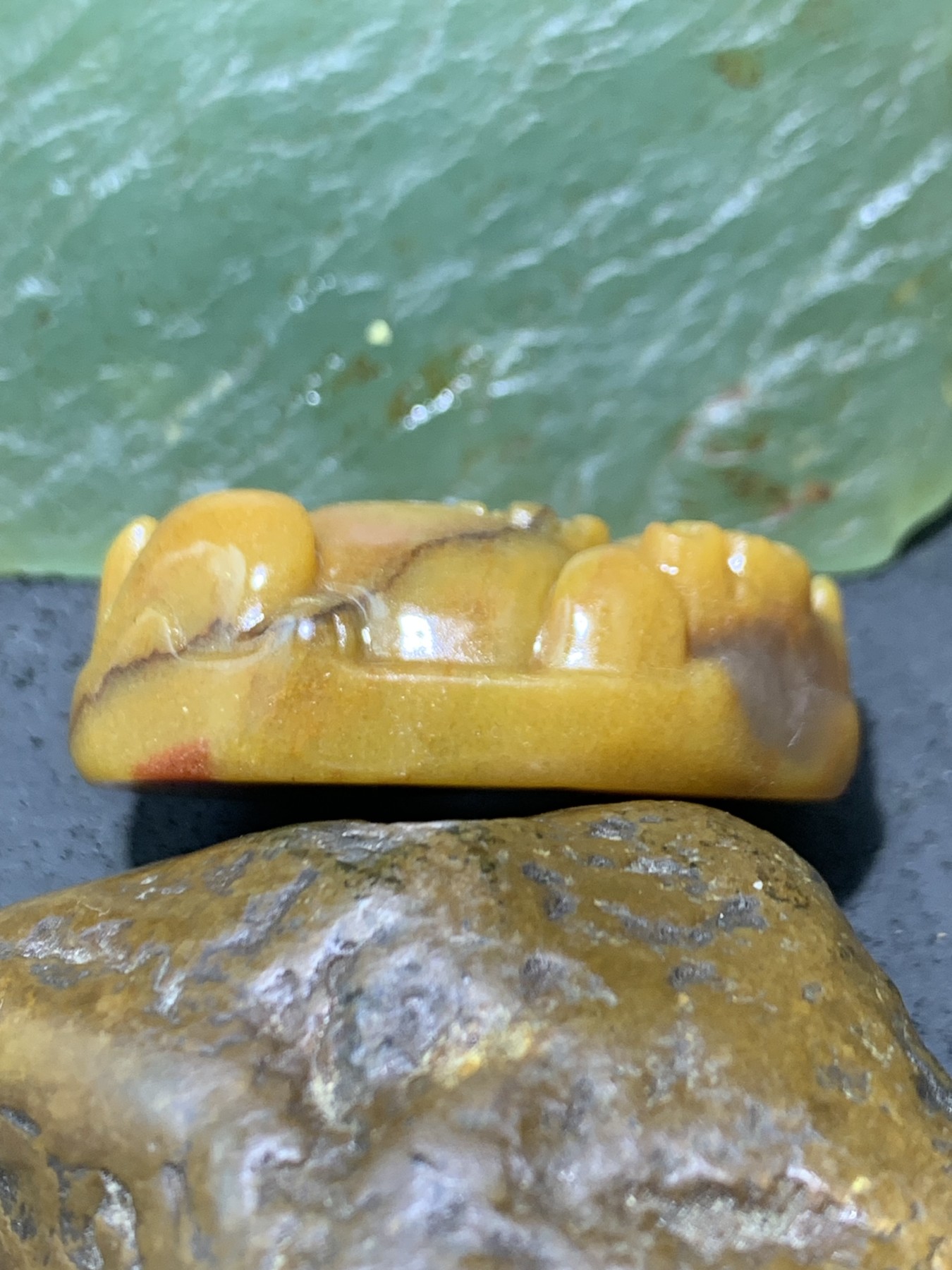 天然新疆鸡油黄三彩玉貔貅吊坠一个，