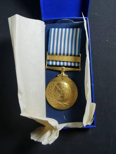 盛世勋华——号角文化勋章邮票专场拍卖第152期 - 联合国朝鲜战争奖章法文版 少见带原盒包装纸 完美品相