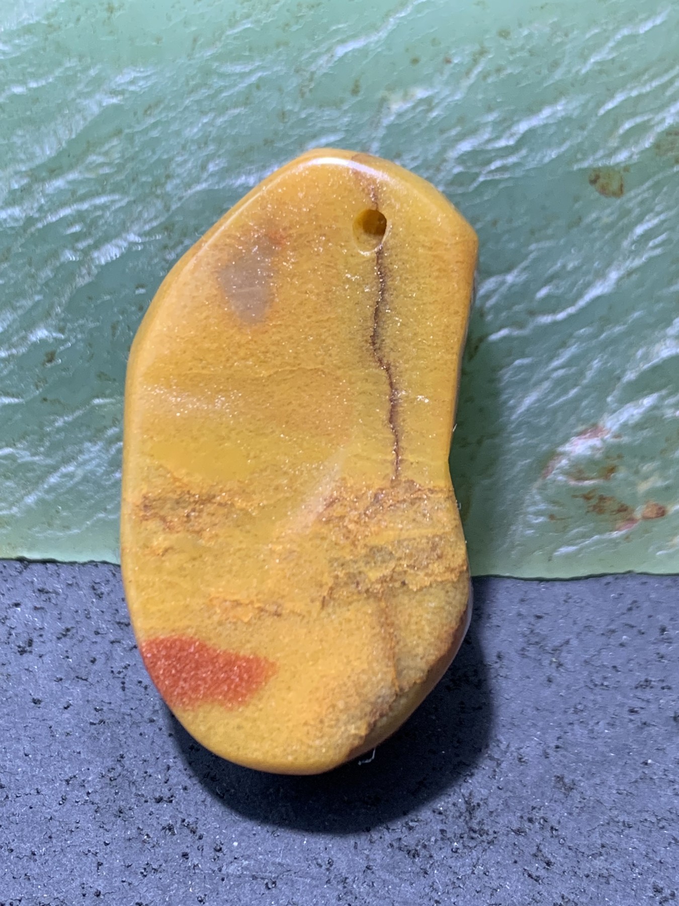 天然新疆鸡油黄三彩玉貔貅吊坠一个，