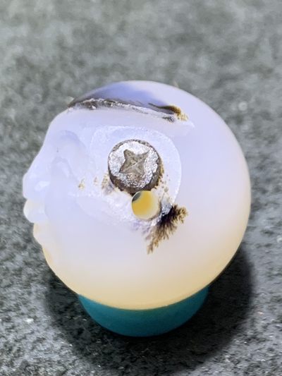 精美高玉化亚光海洋玉髓手工俏色巧雕善财童子随形圆珠一个！ 精美高玉化亚光海洋玉髓手工俏色巧雕善财童子随形圆珠一个！