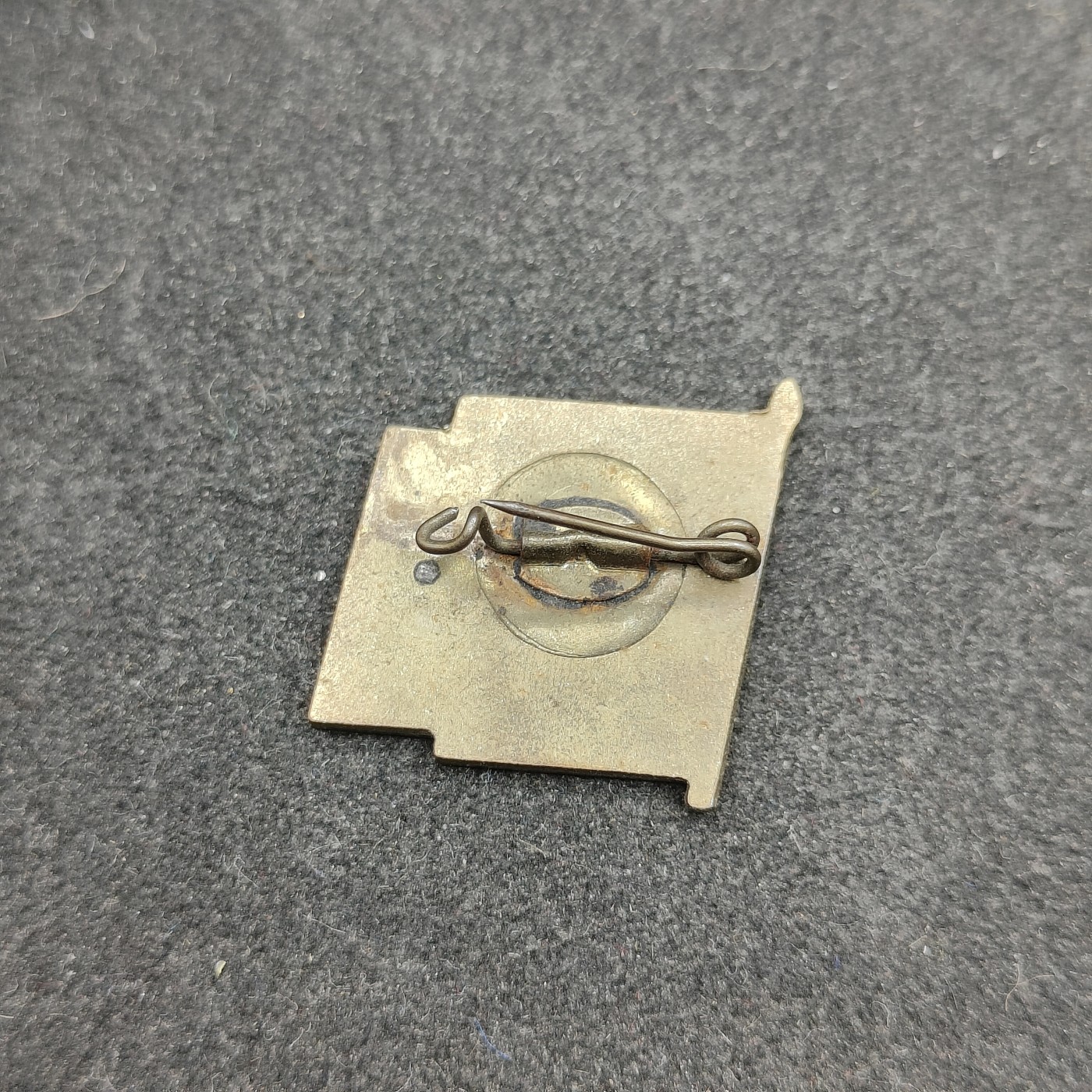 全场0元起拍 第108期 咸鱼国勋章拍卖专场 11月15日（周三）下午6：00开始 东德 恩斯特 台尔曼先锋队队徽