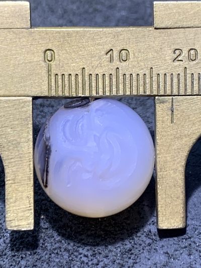 精美高玉化亚光海洋玉髓手工俏色巧雕善财童子随形圆珠一个！ 精美高玉化亚光海洋玉髓手工俏色巧雕善财童子随形圆珠一个！