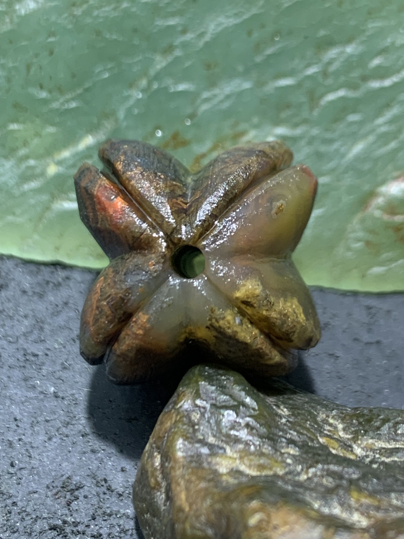 精美草花战国红玛瑙手工雕刻四棱珠一颗！，