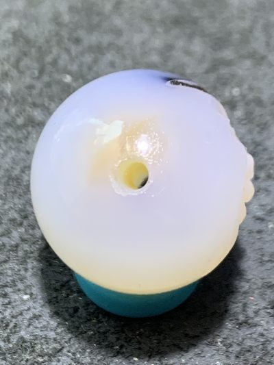 精美高玉化亚光海洋玉髓手工俏色巧雕善财童子随形圆珠一个！ 精美高玉化亚光海洋玉髓手工俏色巧雕善财童子随形圆珠一个！