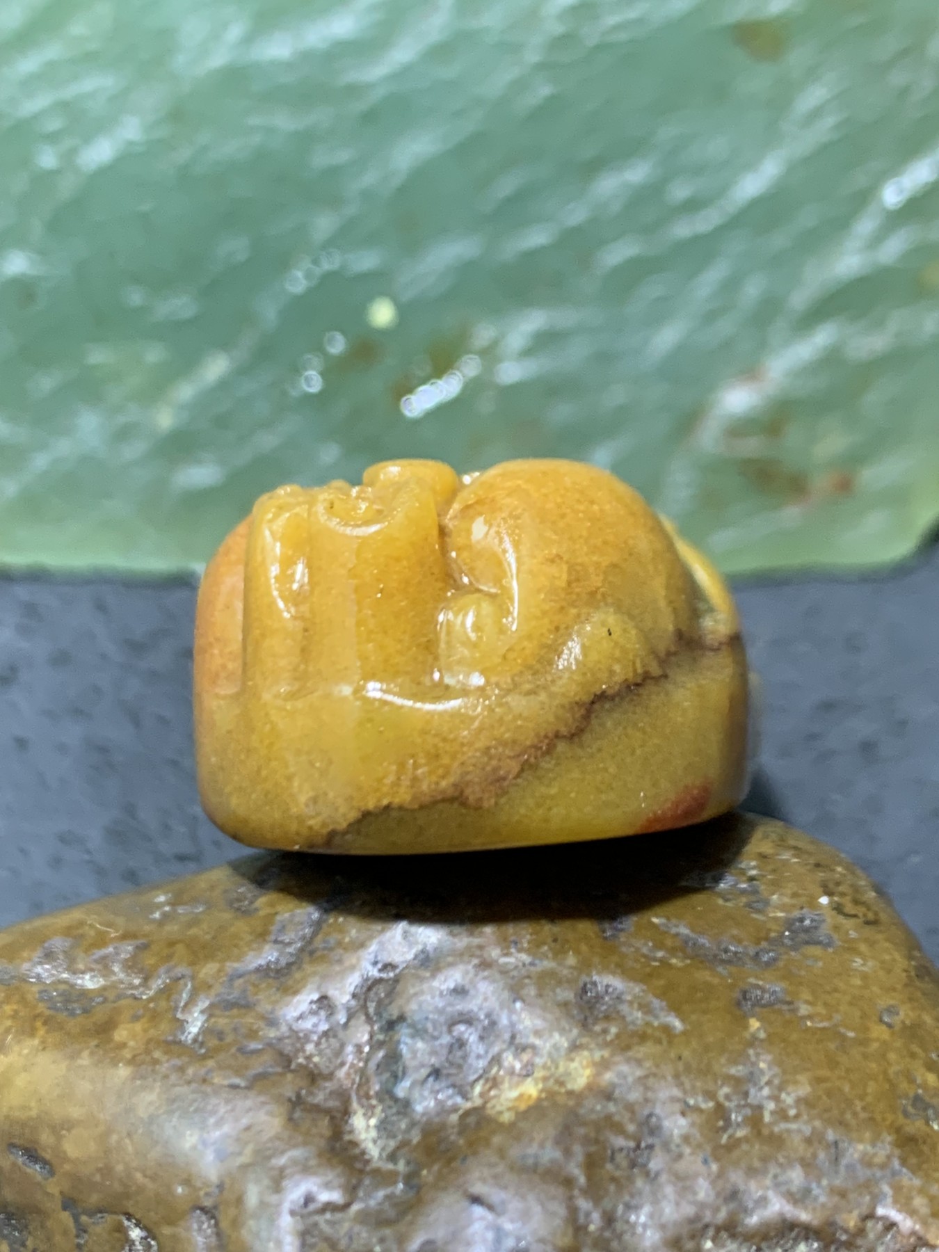 天然新疆鸡油黄三彩玉貔貅吊坠一个，