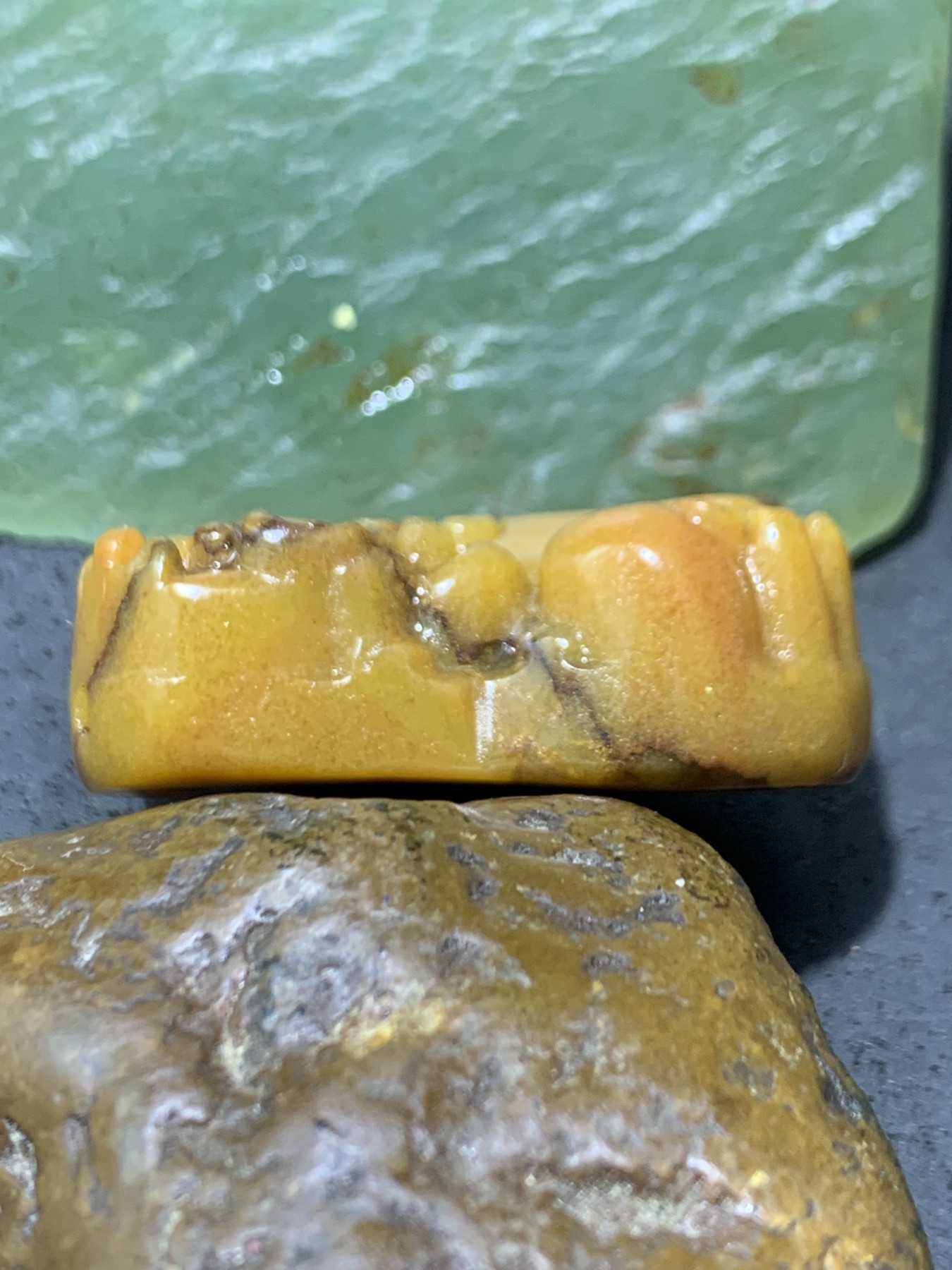 天然新疆鸡油黄三彩玉貔貅吊坠一个，