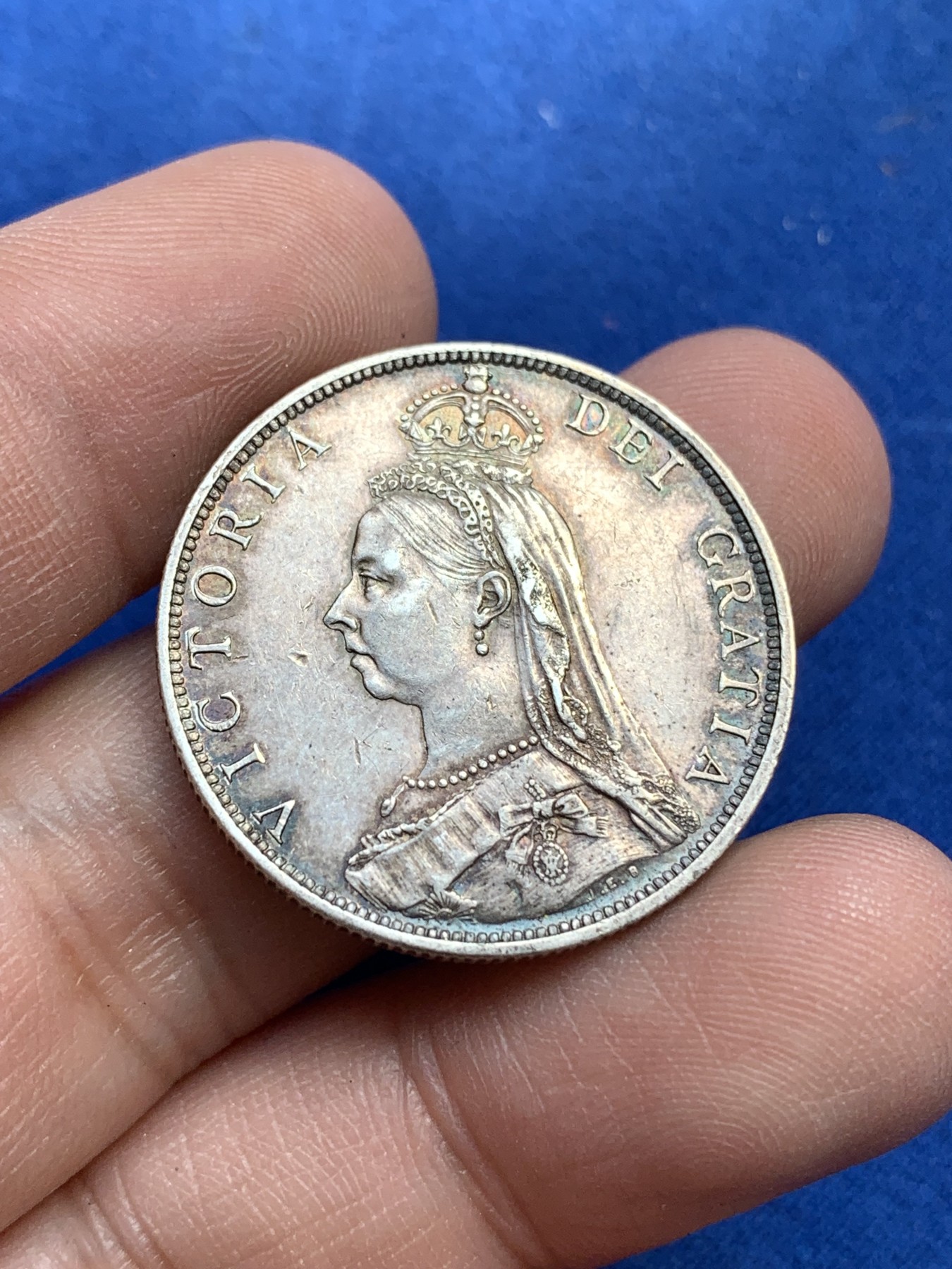 《竞宝斋》第215场-周日，周一 2场 (全场包邮) 英国1888年高冠弗洛林银币 五彩包浆 状态不错