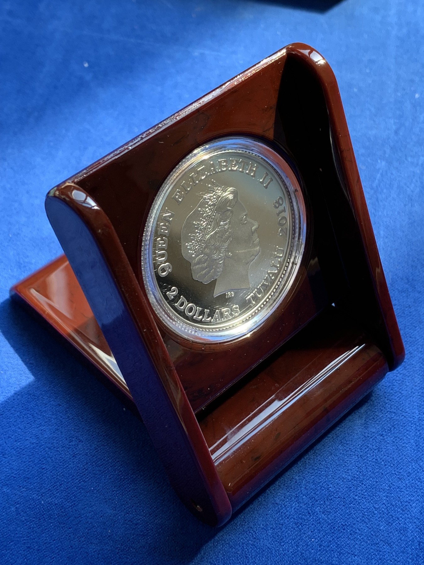 《竞宝斋》第215场-周日，周一 2场 (全场包邮) 台湾省联合图瓦卢发行戊戌狗年精致生肖银币镀金版 少见中国生肖文化与英国女王相结合的纪念银币