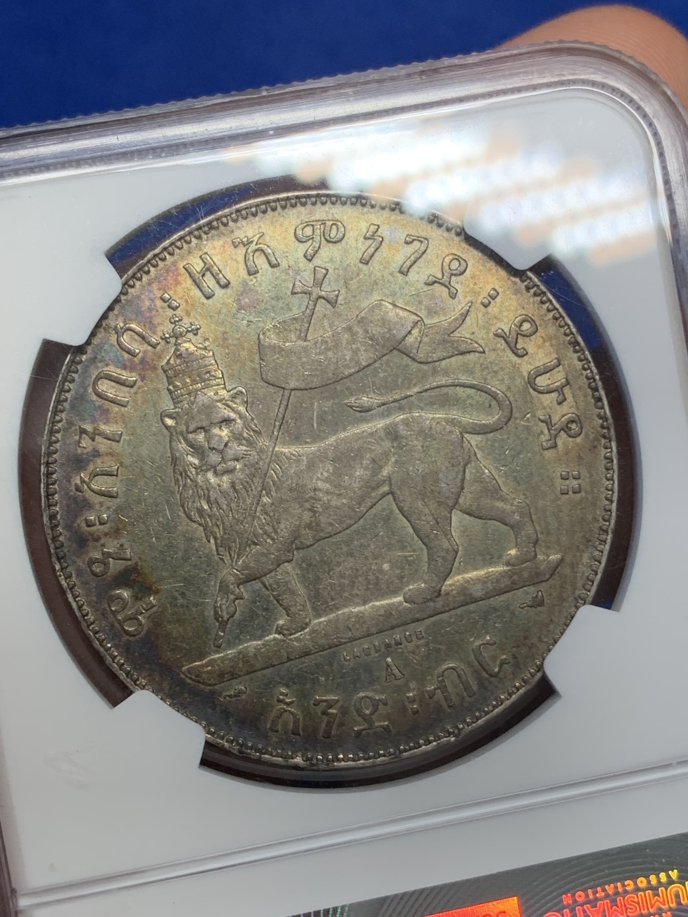 《竞宝斋》第215场-周日，周一 2场 (全场包邮) NGC AU53 埃塞俄比亚1889年狮子左扛旗比尔大银币 带彩