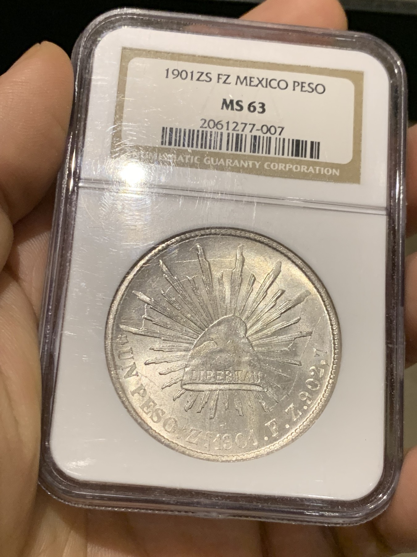 《竞宝斋》第215场-周日，周一 2场 (全场包邮) NGC-MS63 墨西哥 1901年1比索 直边鹰洋 大银币 闪闪发亮 早期老盒 MS-63 及格分数性价比之选 人手必备品种