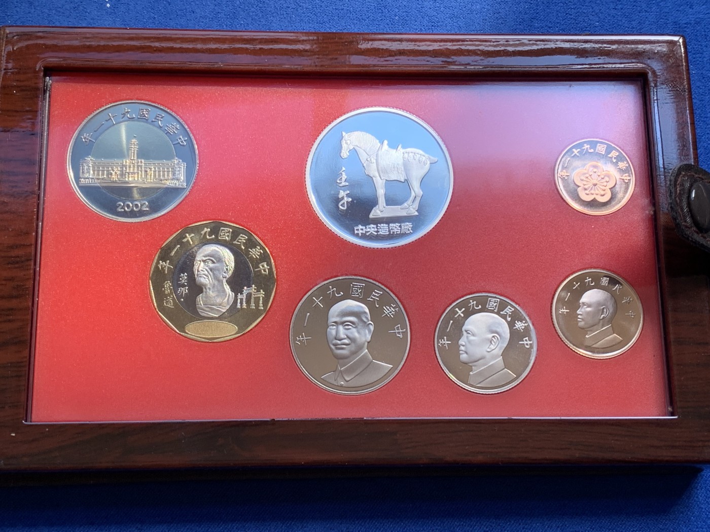 《竞宝斋》第215场-周日，周一 2场 (全场包邮) 台湾省民国九十一年第一轮马年精致套币含二分之一盎司大银章 少见生肖 现在很难再运进来 市场价四百多元