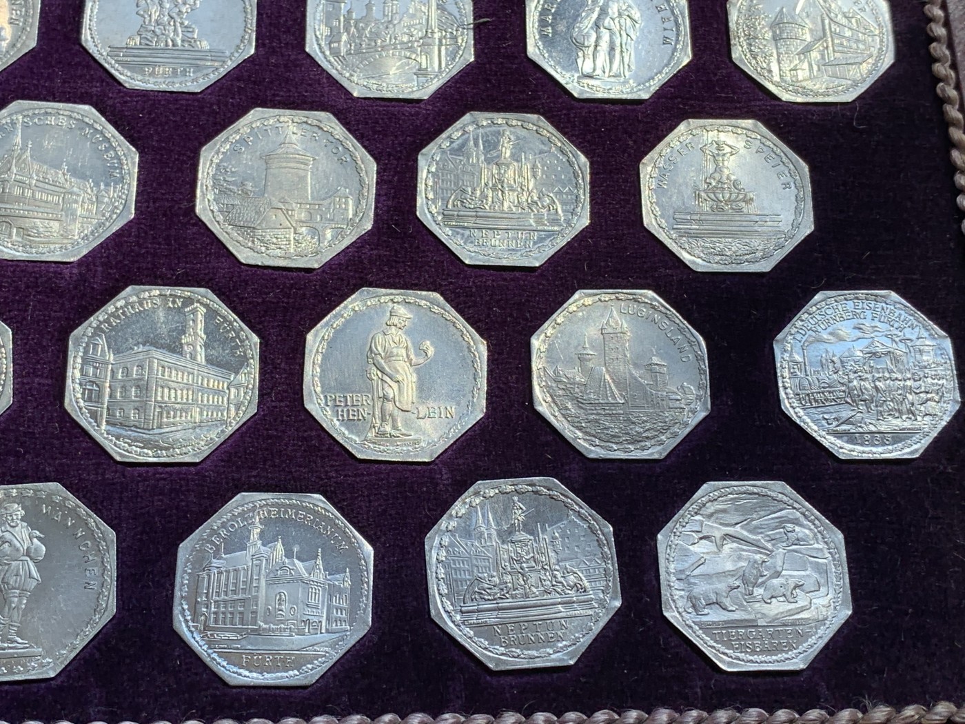 《竞宝斋》第215场-周日，周一 2场 (全场包邮) 全套1921纽伦堡电车代币 品相佳 盒装