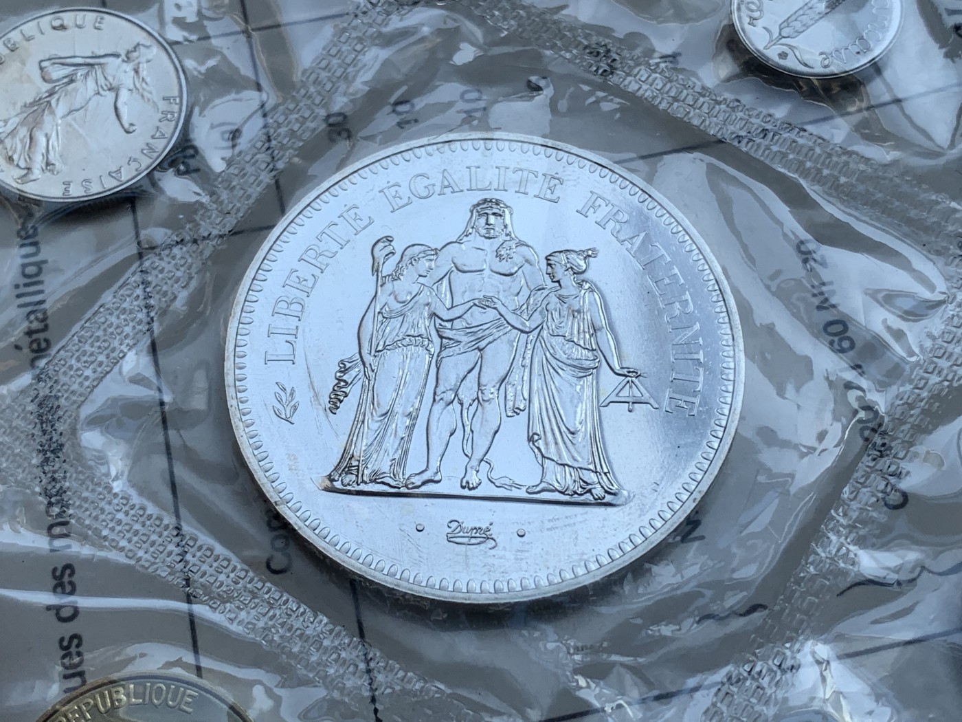 《竞宝斋》第215场-周日，周一 2场 (全场包邮) 法国1974年 官方原封套装未拆银币9枚 其中50法郎大力神为90%高银，性价比极高