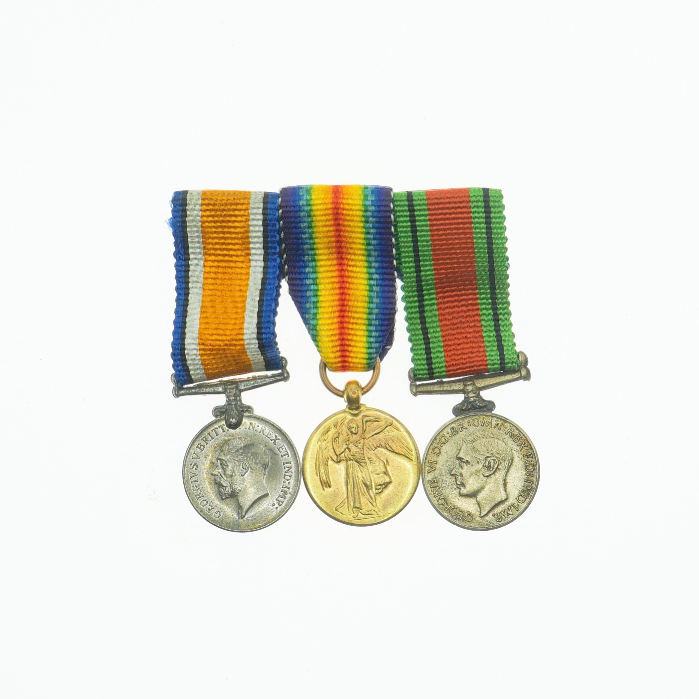 勋章奖章交易所11月18日拍卖 英国迷你尺寸奖章联排，包含一战奖章、一战胜利奖章、二战防御奖章