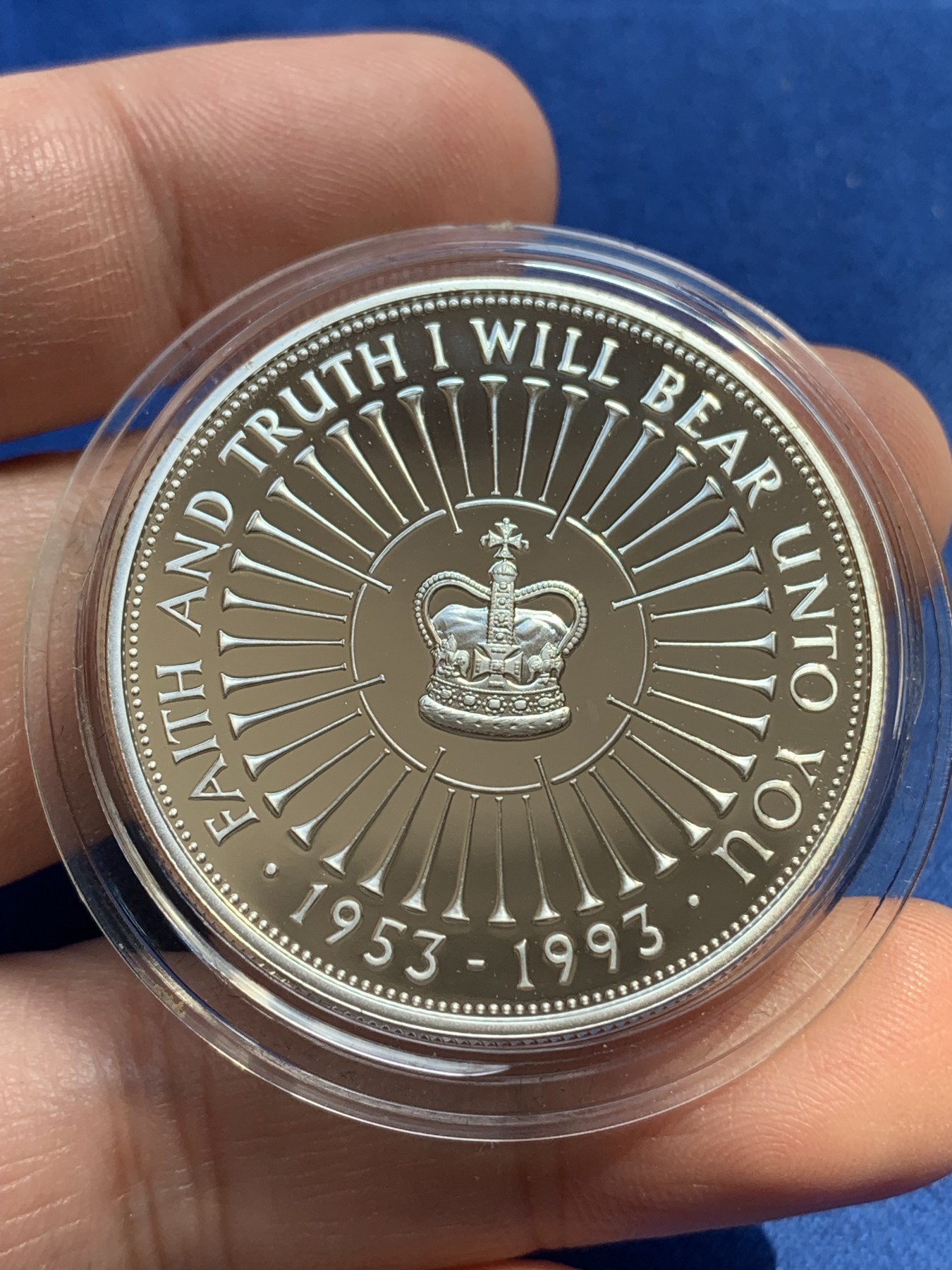 《竞宝斋》第215场-周日，周一 2场 (全场包邮) 英国1993年女王登基40周年精制5镑大银币 发行量5万 盒证齐全无氧化