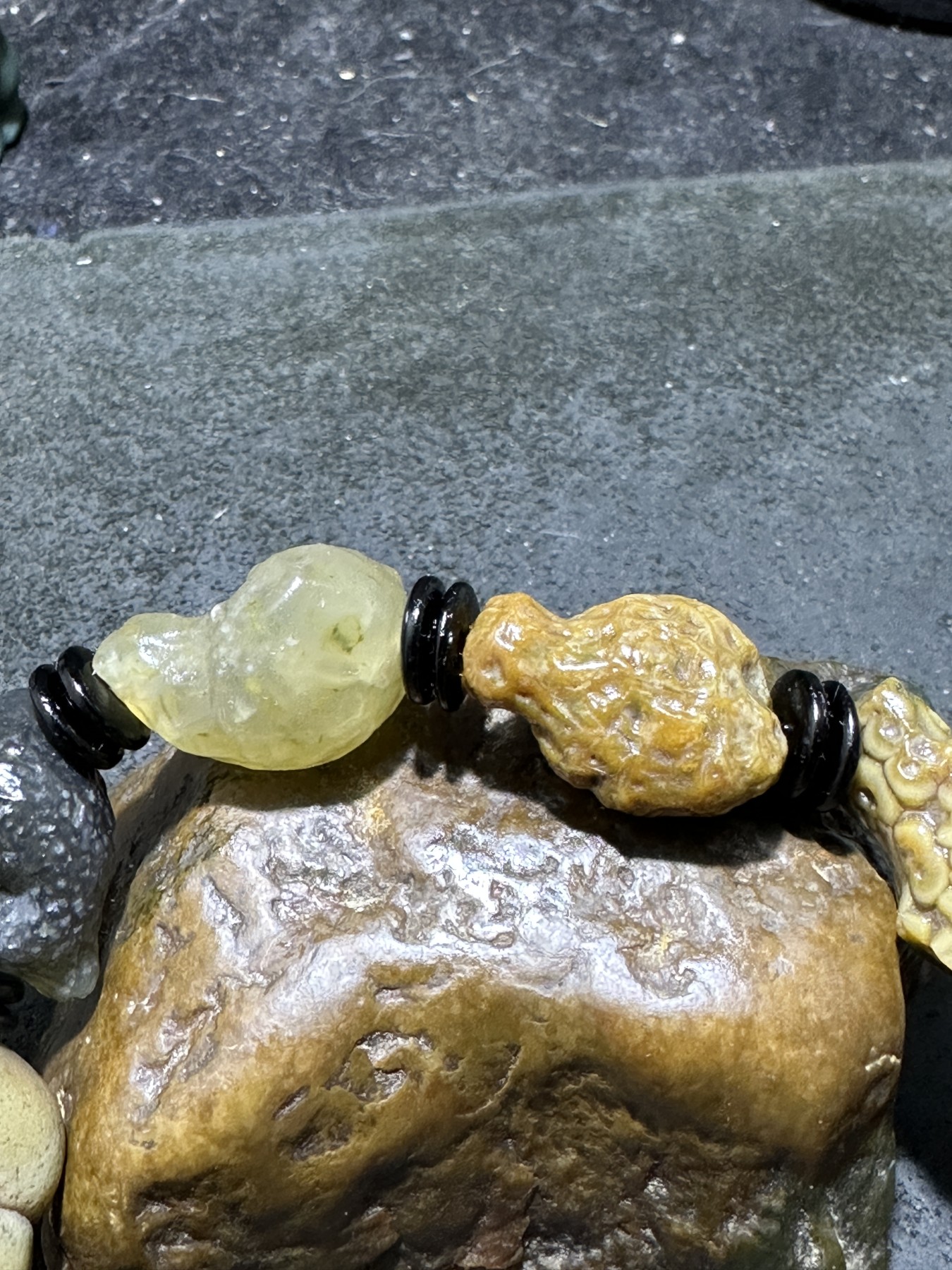 精美罕见老料葫芦形筋脉石大颗粒原石手串一条