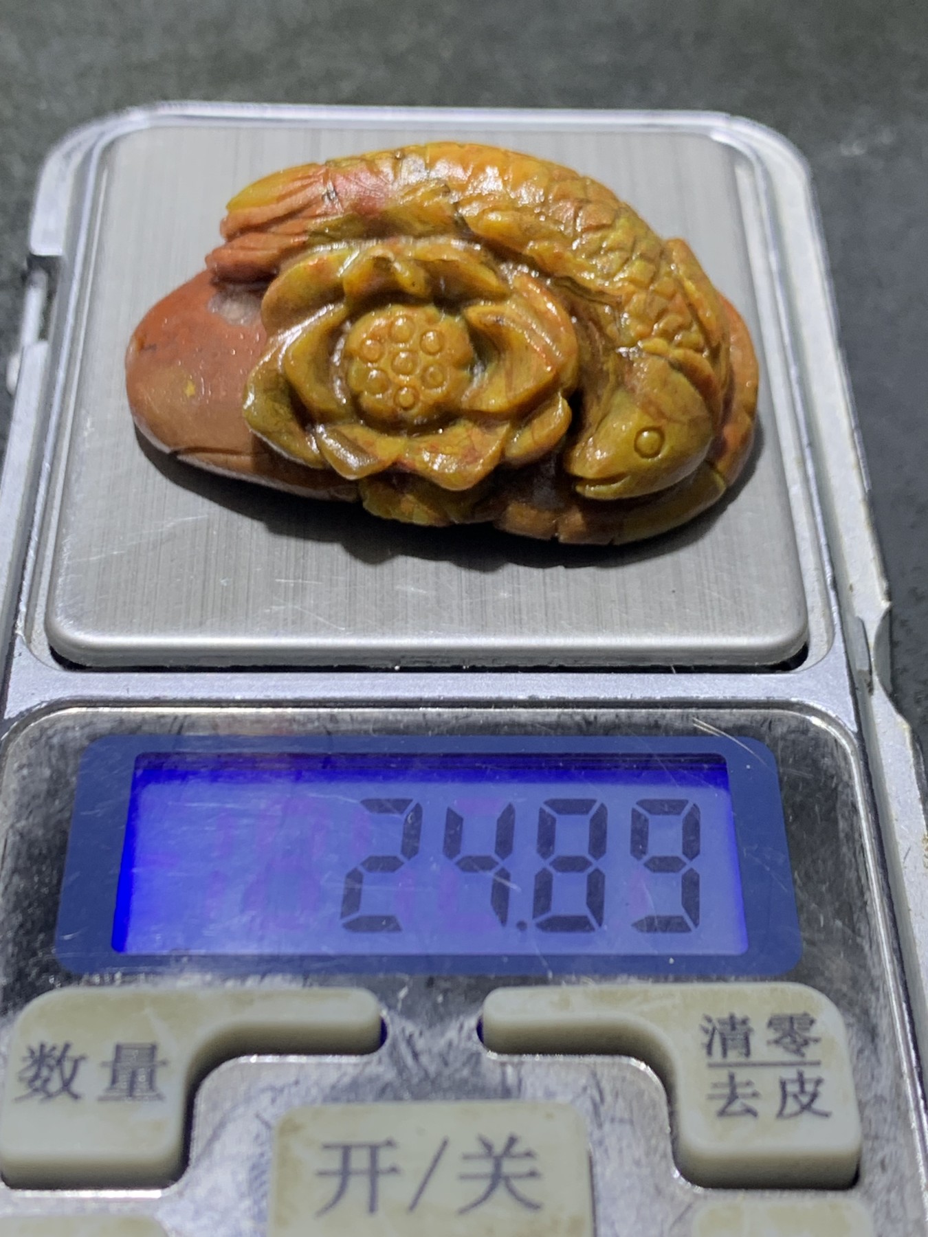 精美亚光战国红玛瑙手工雕刻龙鱼莲花吊坠一个
