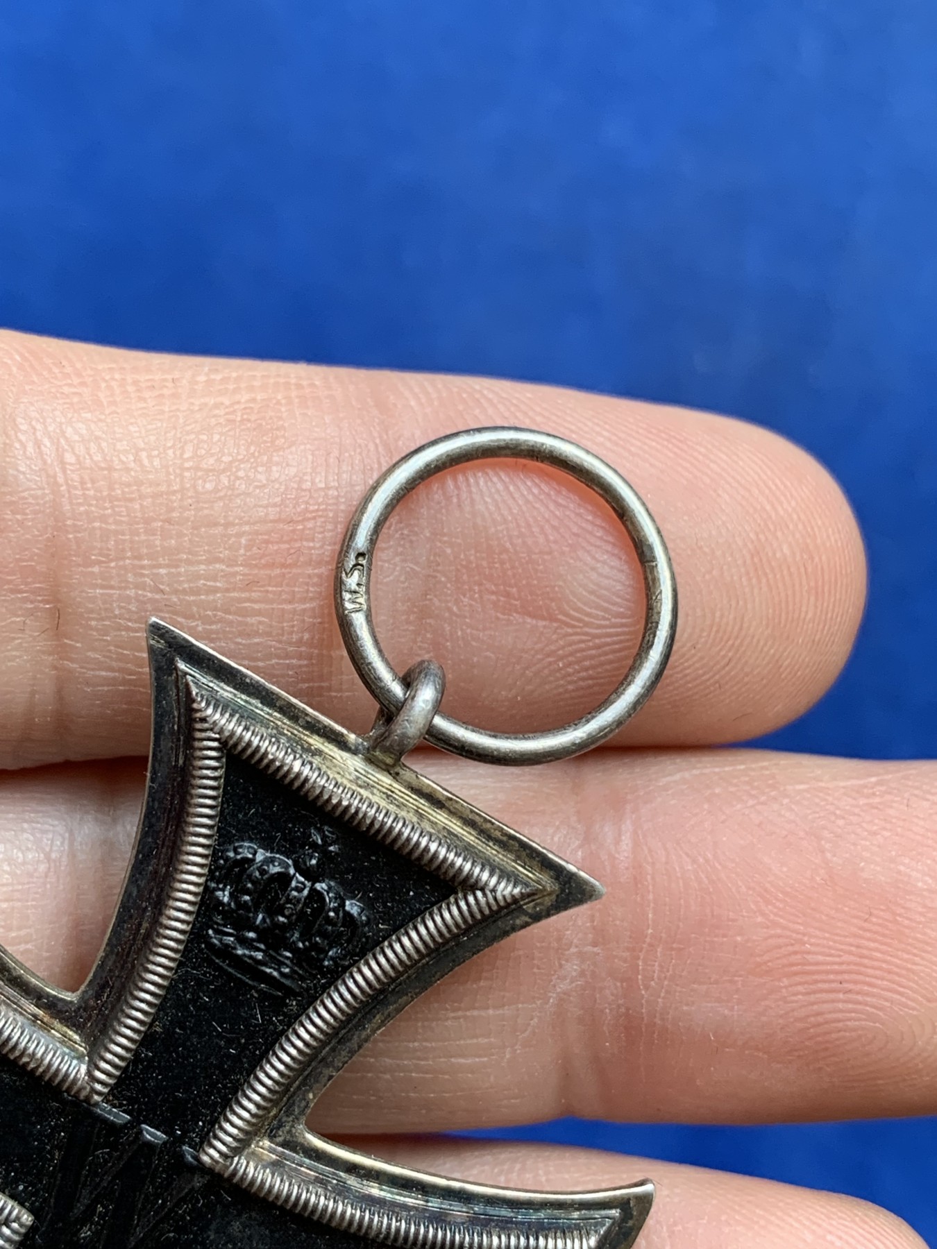 《竞宝斋》第215场-周日，周一 2场 (全场包邮) 一战德意志帝国二级铁十字勋章， 环上标S-W 漆面良好，包浆自然，边角锐利，盒子后配