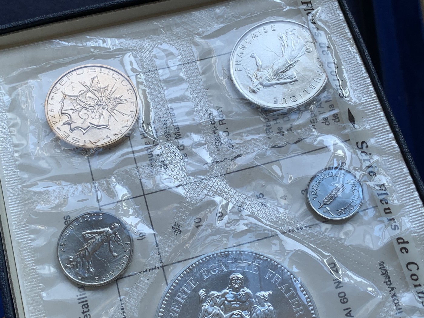 《竞宝斋》第215场-周日，周一 2场 (全场包邮) 法国1974年 官方原封套装未拆银币9枚 其中50法郎大力神为90%高银，性价比极高