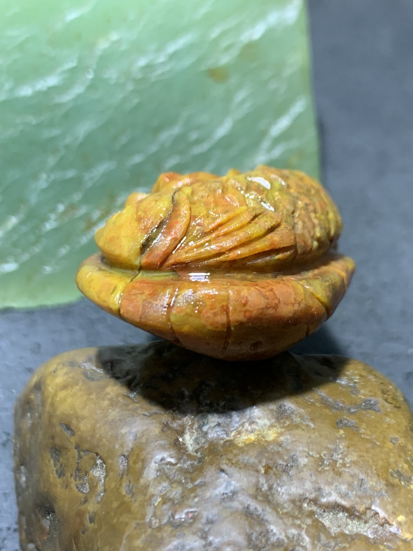 精美亚光战国红玛瑙手工雕刻龙鱼莲花吊坠一个