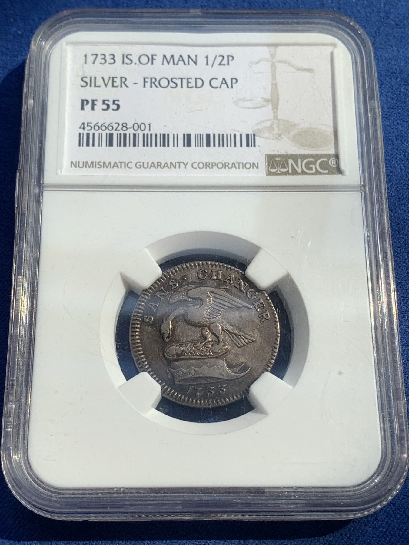 《竞宝斋》第215场-周日，周一 2场 (全场包邮) NGC-PF55 1733年 马恩岛半便士精致银样币 季军分 罕见FROSTED CAP版。常见好plain cap版紫彩包浆