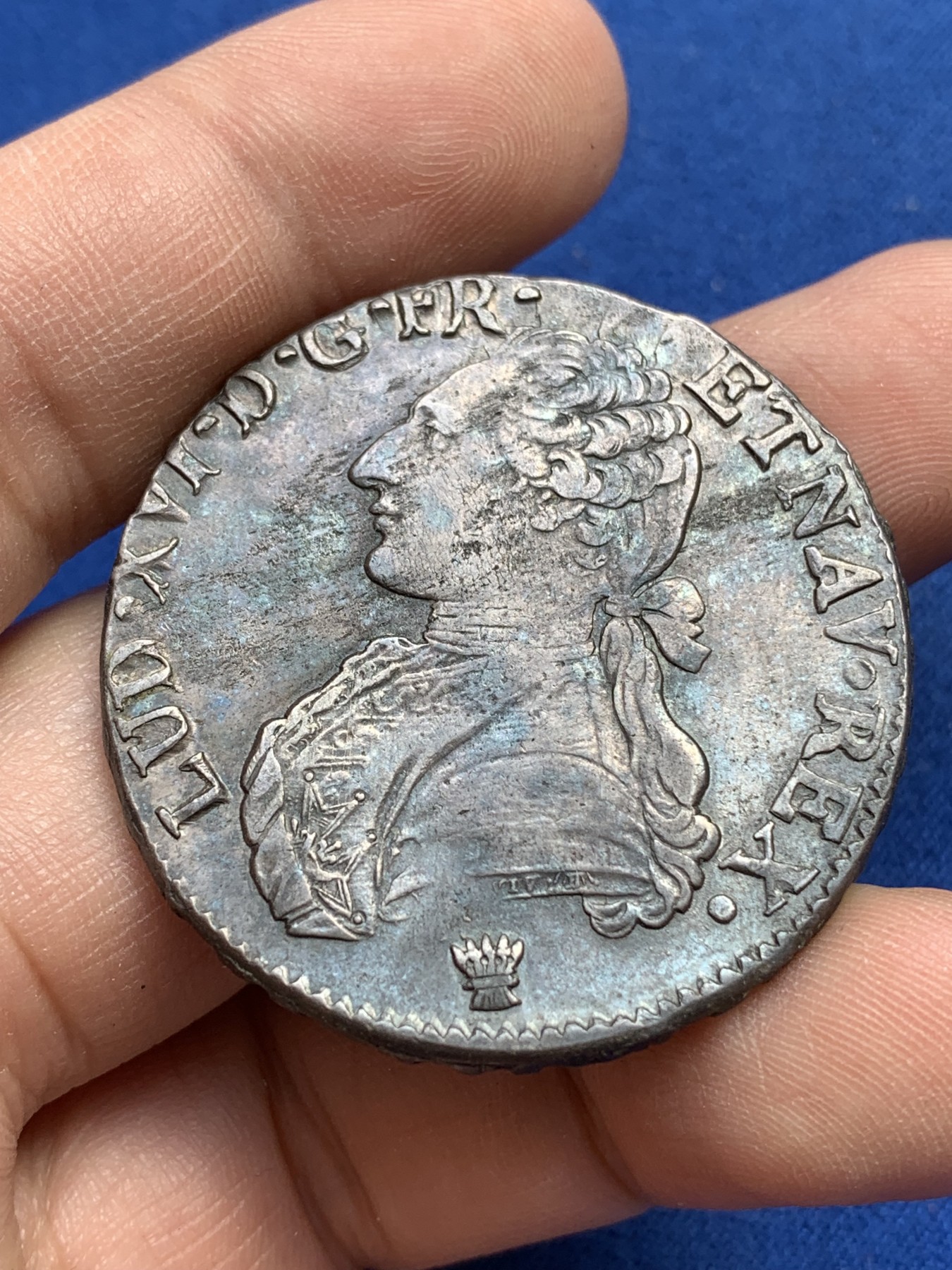 《竞宝斋》第215场-周日，周一 2场 (全场包邮) 法国1784年路易十六1埃居大银币 人像面深打 黑彩包浆 韵味十足 十分漂亮 细节见图