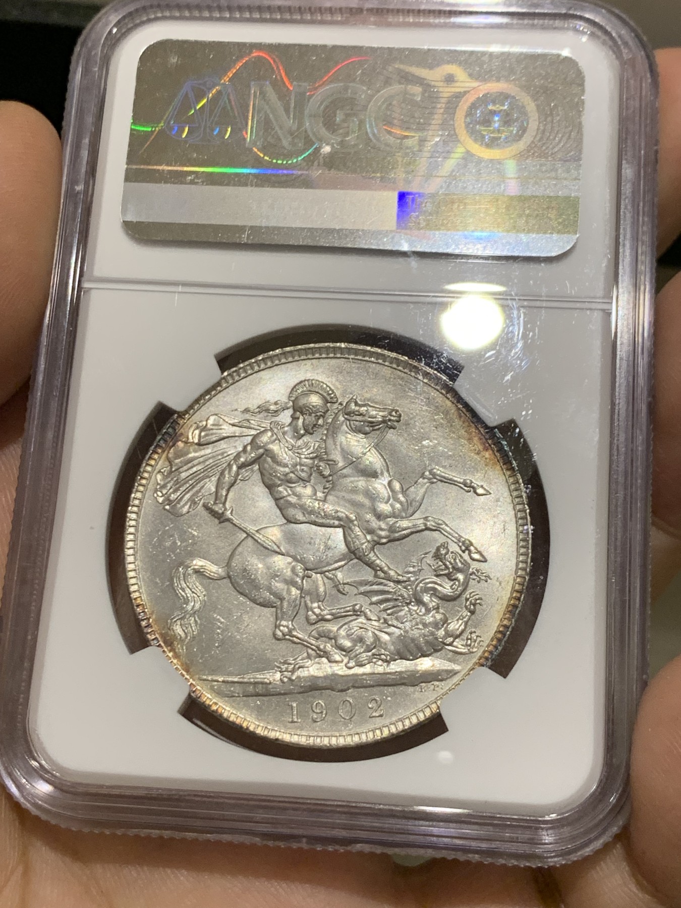 《竞宝斋》第215场-周日，周一 2场 (全场包邮) NGC-MS62 英国 1902年 爱德华七世 马剑克朗 银币 整体银光闪烁 带点包浆 非常好