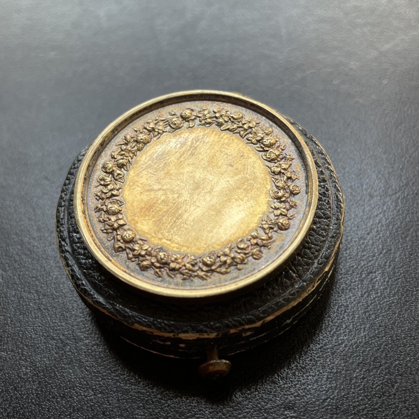 「木头集藏」章牌专场-第33期 法国婚礼原盒镀金银章 直径：33mm, 16.5g，边铭：手指 ARGENT（1845-1860）原盒正常使用。