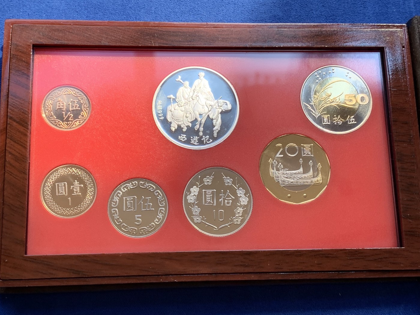 《竞宝斋》第215场-周日，周一 2场 (全场包邮) 台湾省民国九十一年第一轮马年精致套币含二分之一盎司大银章 少见生肖 现在很难再运进来 市场价四百多元