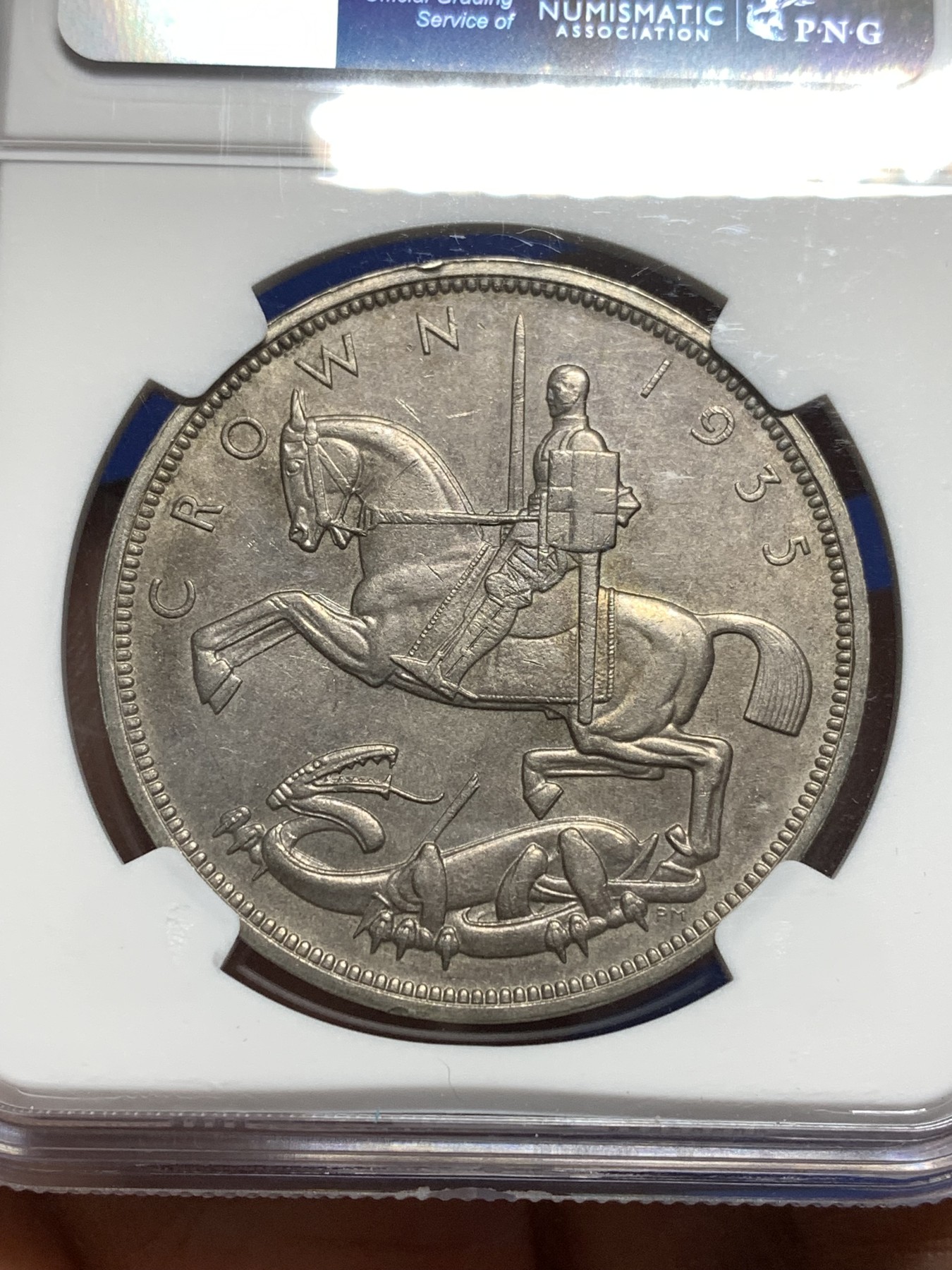 《竞宝斋》第215场-周日，周一 2场 (全场包邮) NGC-MS63 英国1935年乔治五世1克朗木马剑大银币，图案精美，英系热门品种之一，玩家配版必备。原汁原味老包浆，状态极佳，非常漂亮。