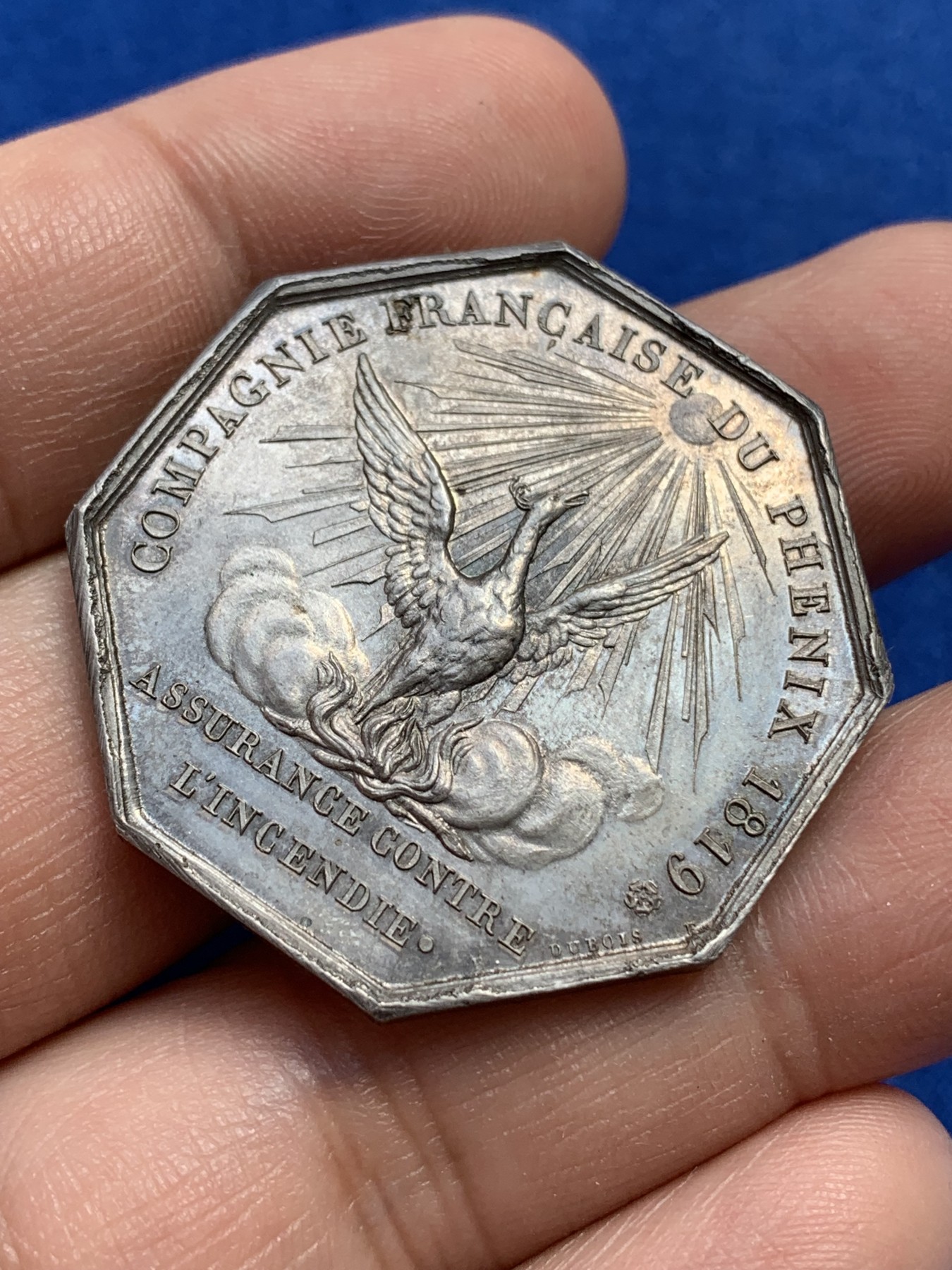 《竞宝斋》第215场-周日，周一 2场 (全场包邮) 法国1819凤凰火灾保险公司八角银质代币，22.45g，35.8mm，手指边铭