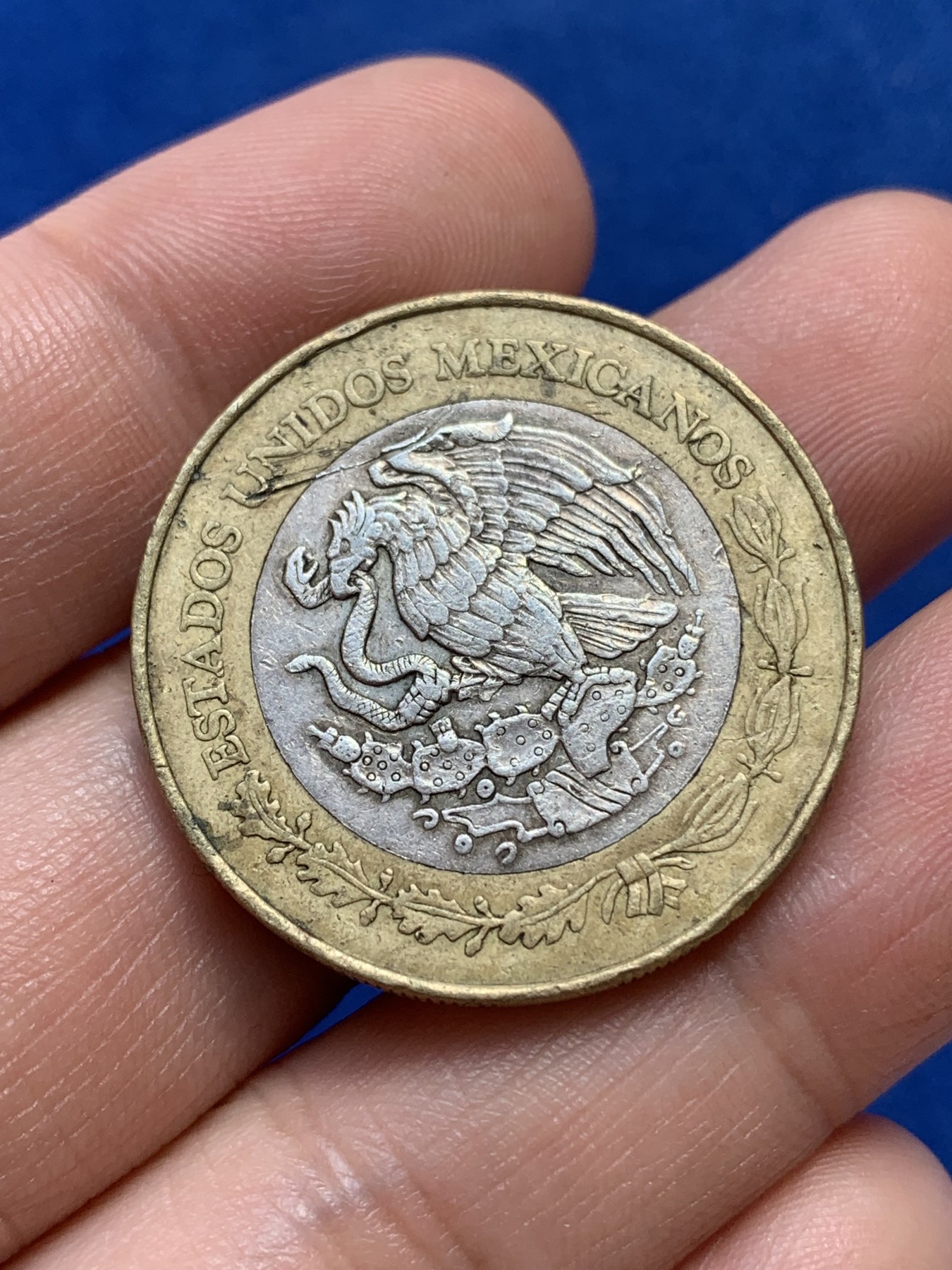 《竞宝斋》第215场-周日，周一 2场 (全场包邮) 墨西哥 1993 20新比索 双金属币 中间白色部分为925银 非常少见的品种