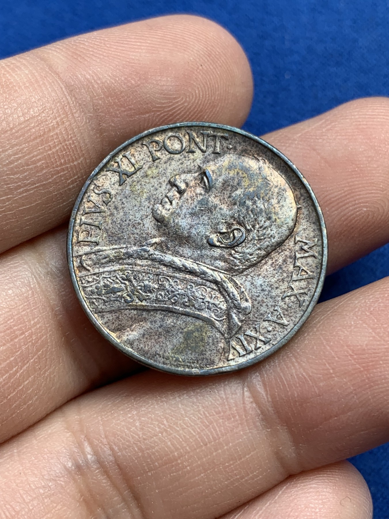 《竞宝斋》第215场-周日，周一 2场 (全场包邮) 梵蒂冈1935年10里拉圣母抱婴银币 彩色包浆 设计十分精美！