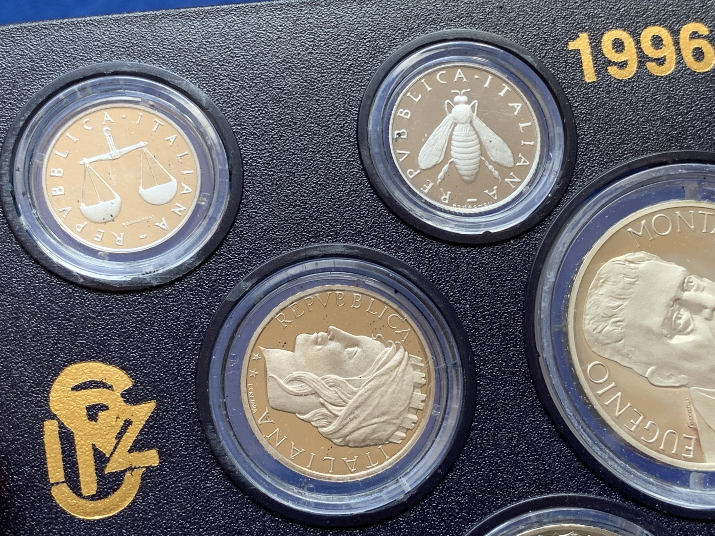 《竞宝斋》第215场-周日，周一 2场 (全场包邮) 意大利1996年精制套币。纪念人物为热那亚诗人——埃乌杰尼奥·蒙塔莱。另200里拉与500里拉双色币也是独年设计