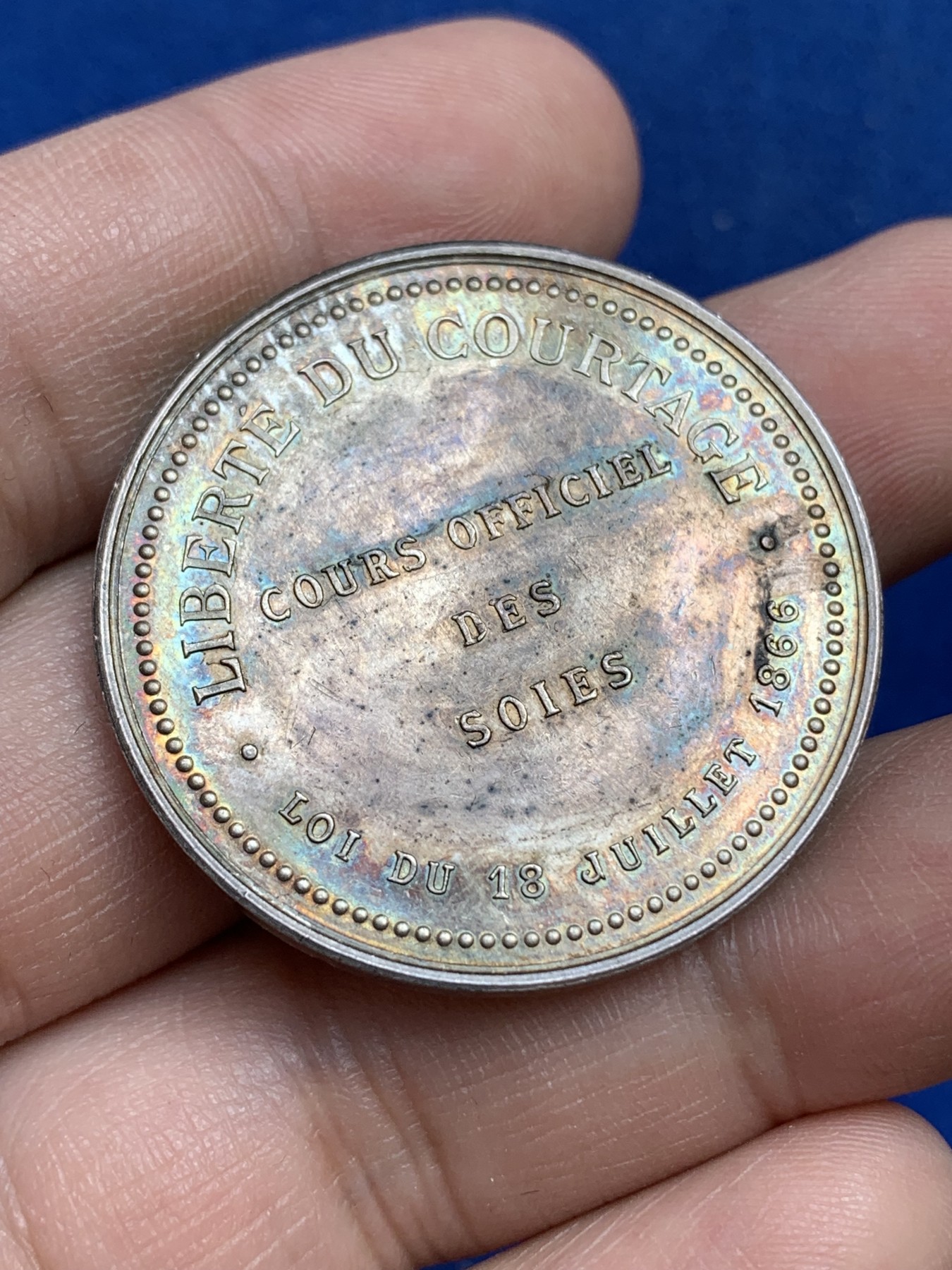 《竞宝斋》第215场-周日，周一 2场 (全场包邮) 1866年 法国自由平等纪念银章 金彩包浆 女神很美 36ⅹ2.3mm.22.5克