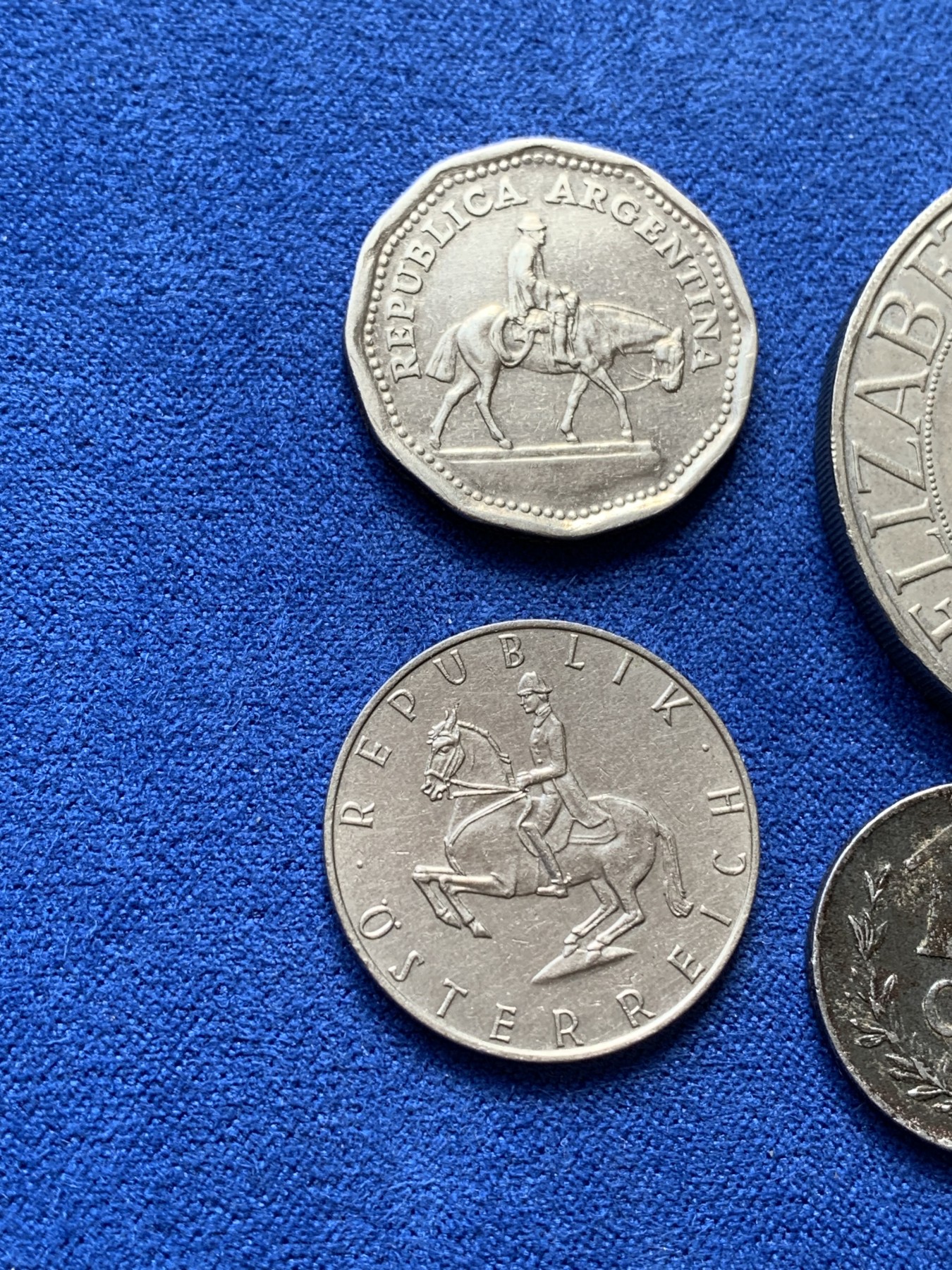 《竞宝斋》第215场-周日，周一 2场 (全场包邮) 4枚一组 英国1977年25便士+阿根廷1963年10比索+奥地利1974年骑马5先令+卢森堡1923年10分